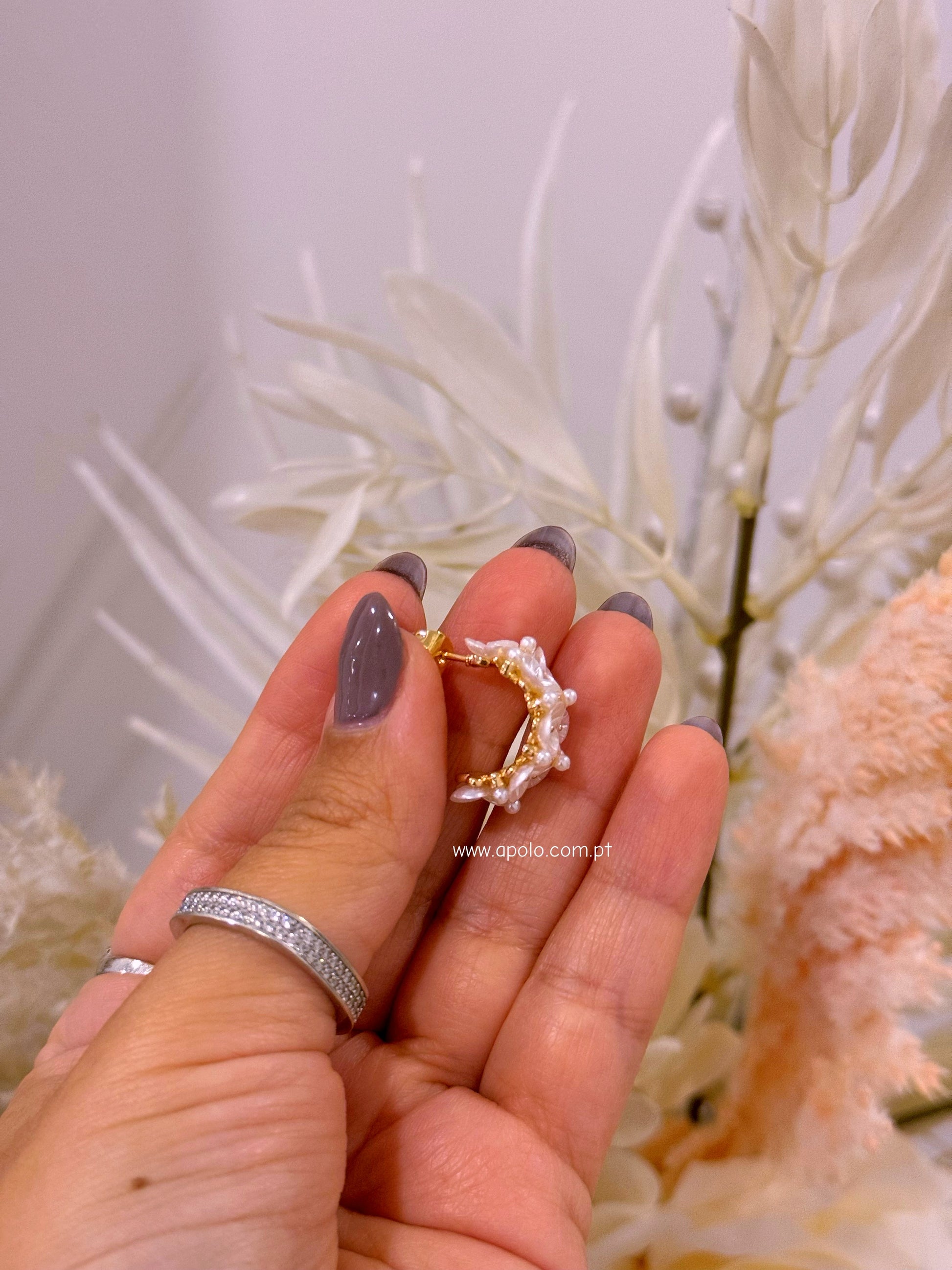 Argolas com flores e mini pérolas | Dourado