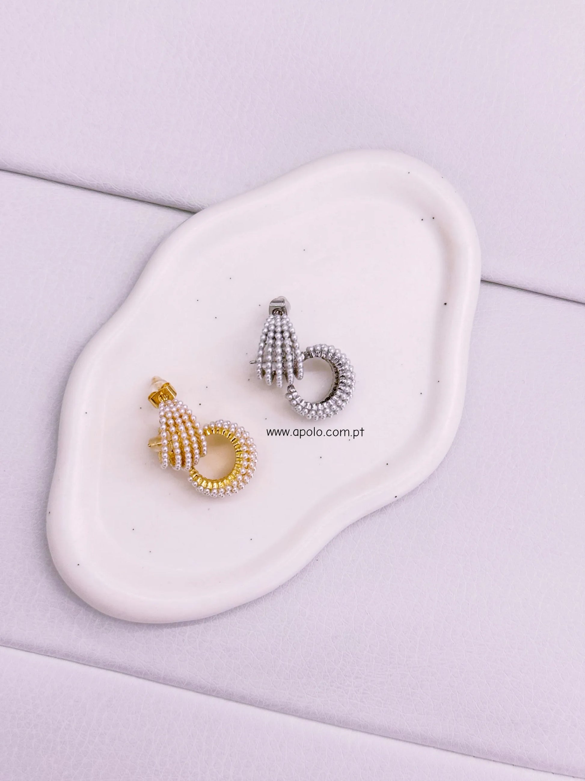 Argolas preenchidas com filas de pérolas | 2 cores