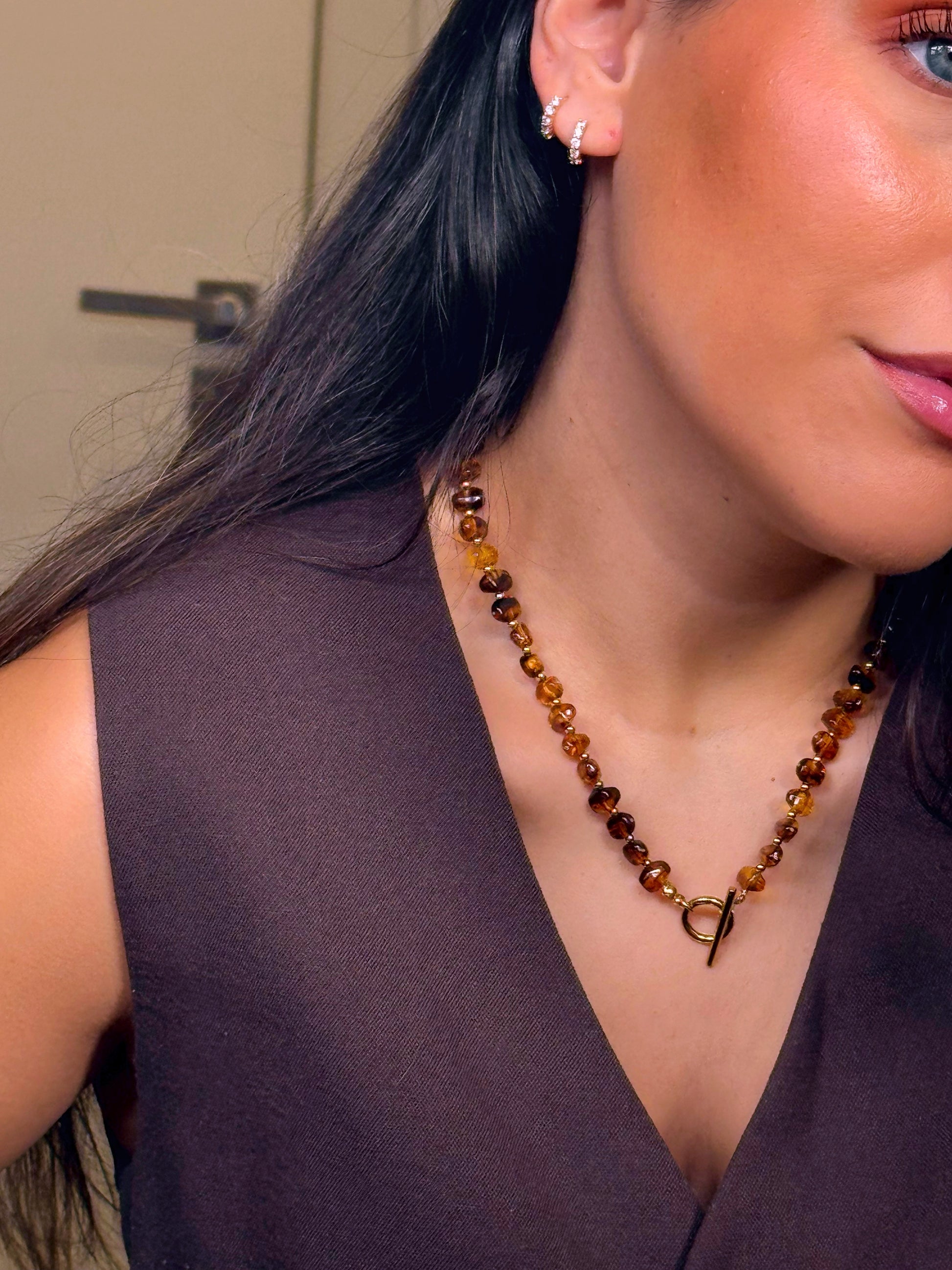 Colar de pedrinhas | Castanho - fecho em T