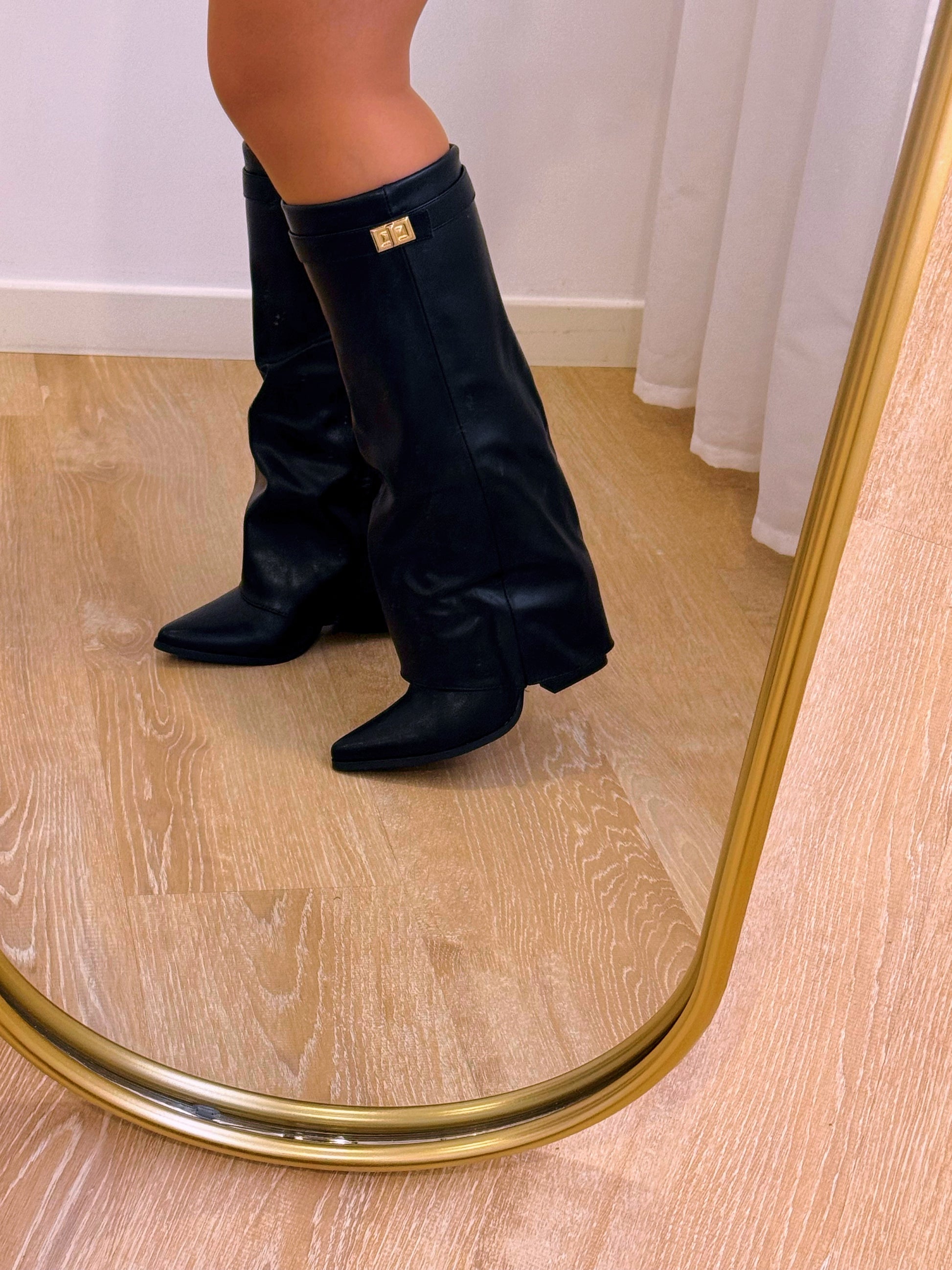 Bota de tacão com aba e fivela com pormenor dourado • Preto