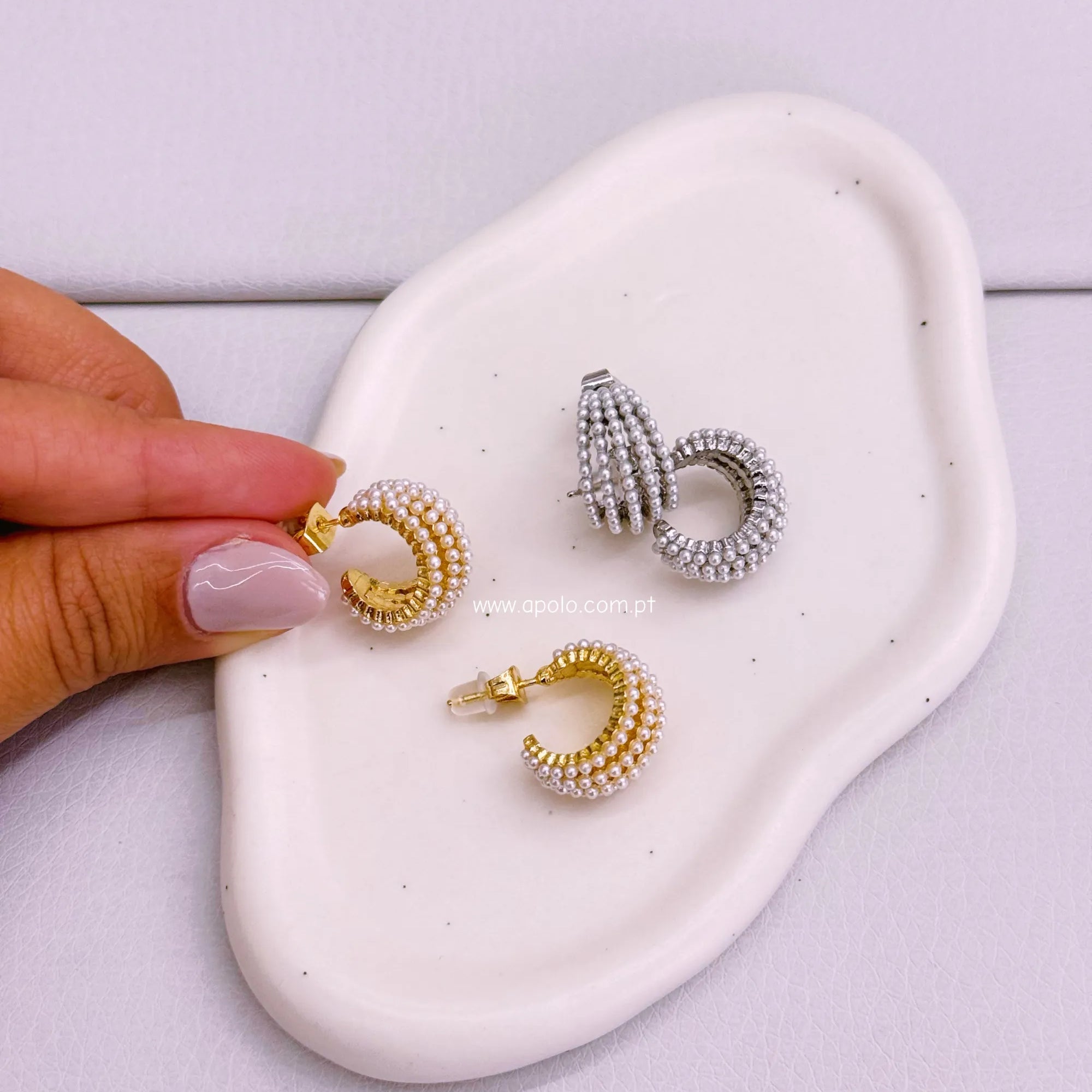 Argolas preenchidas com filas de pérolas | 2 cores