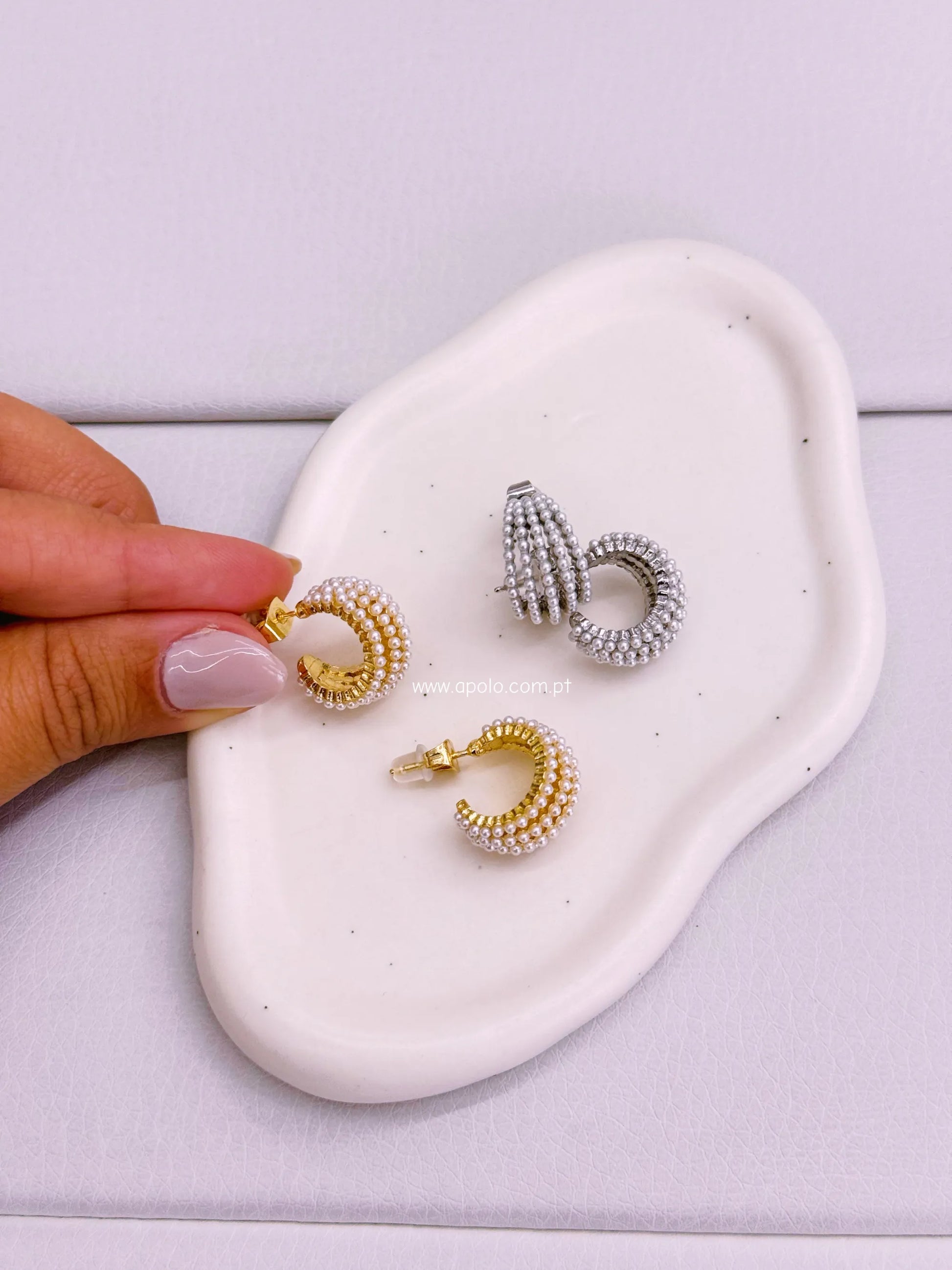 Argolas preenchidas com filas de pérolas | 2 cores