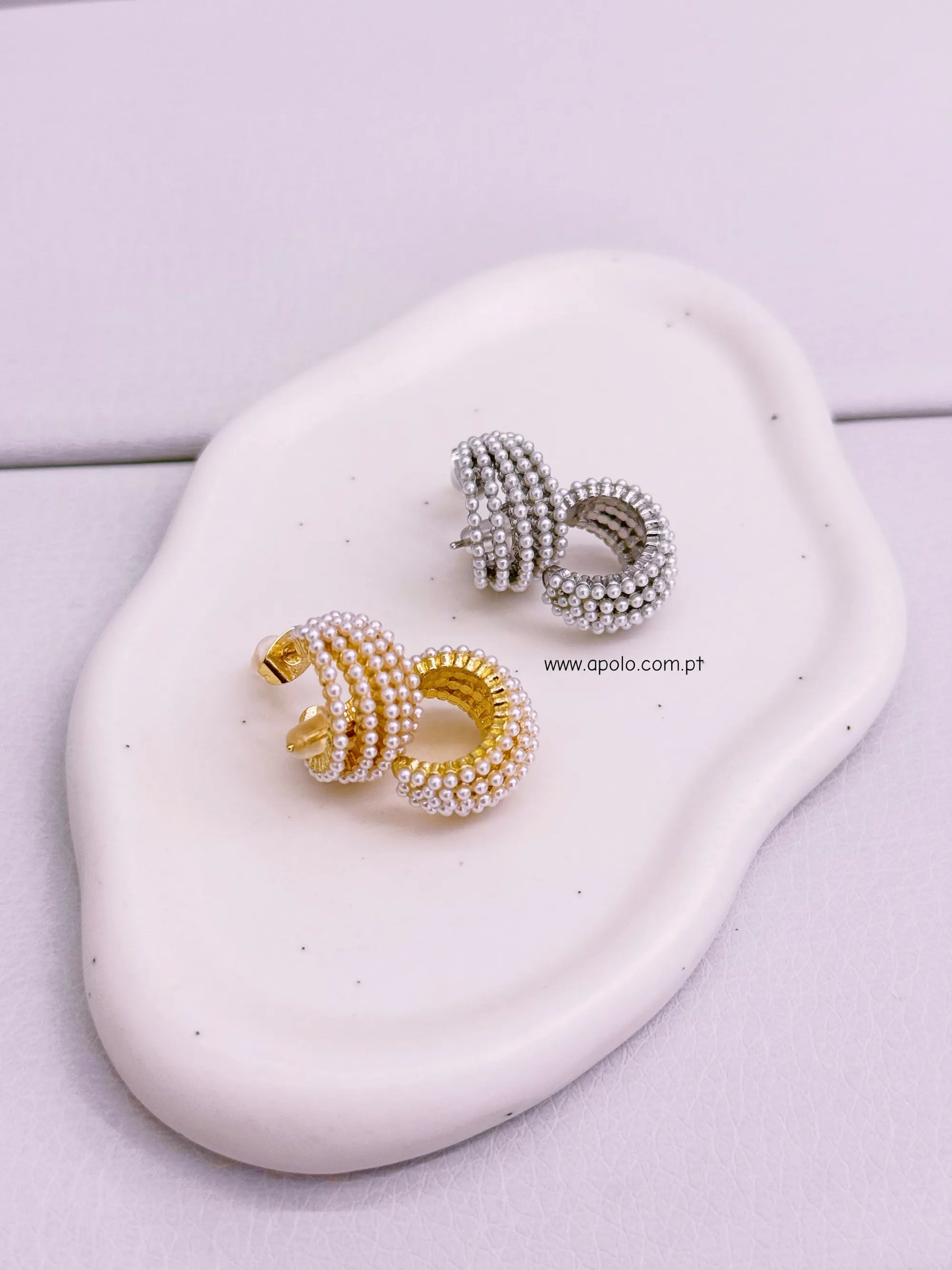 Argolas preenchidas com filas de pérolas | 2 cores