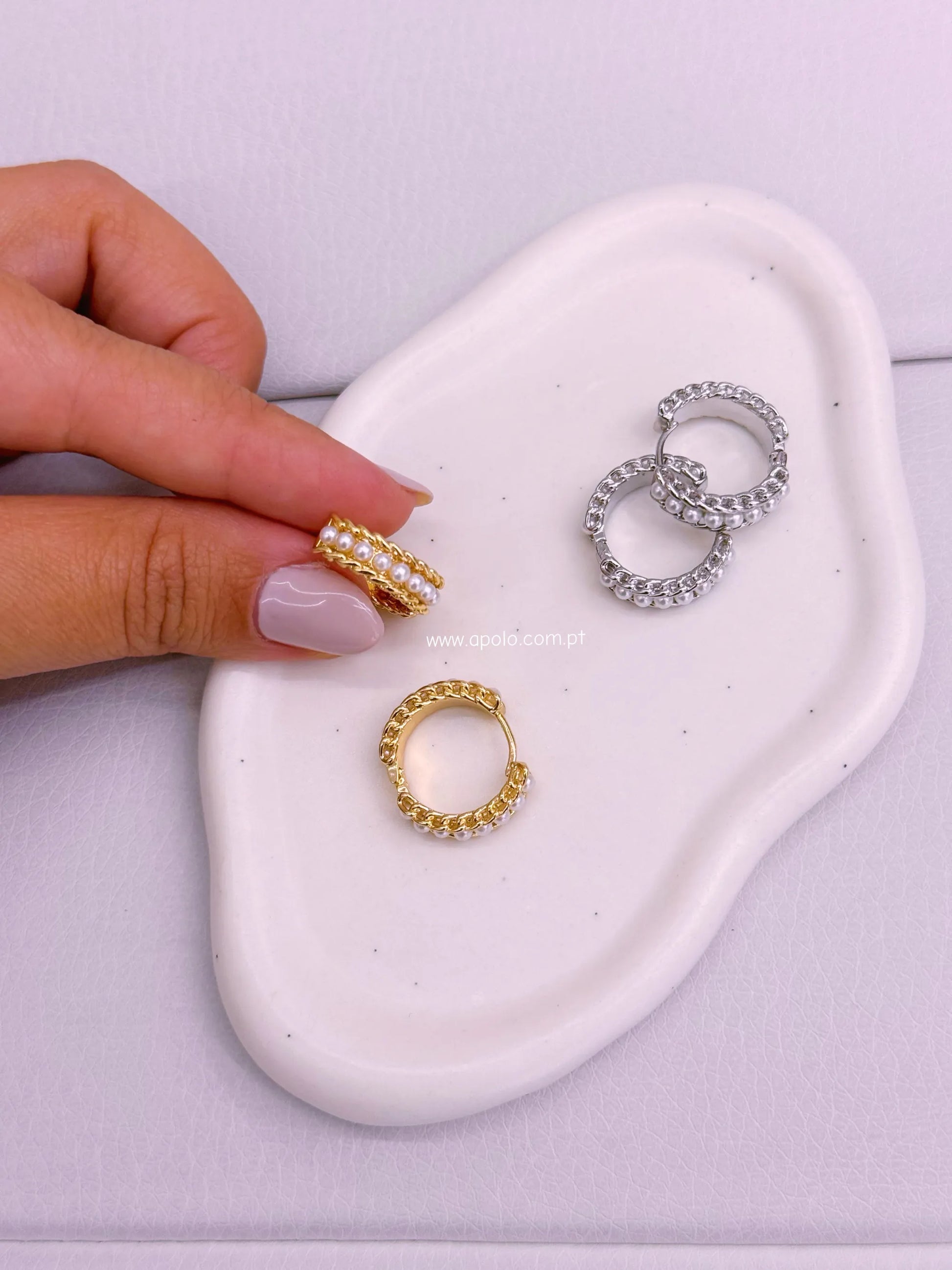 Argolas efeito corrente com fila de pérolas | 2 cores