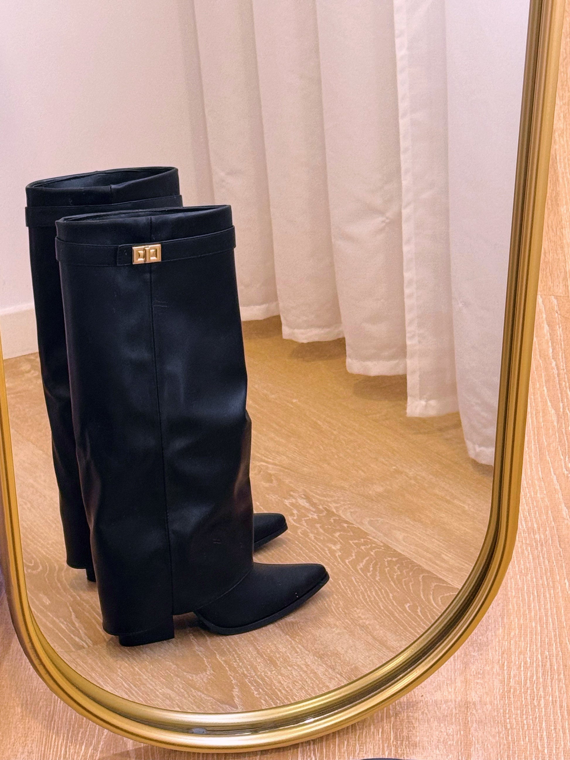 Bota de tacão com aba e fivela com pormenor dourado • Preto