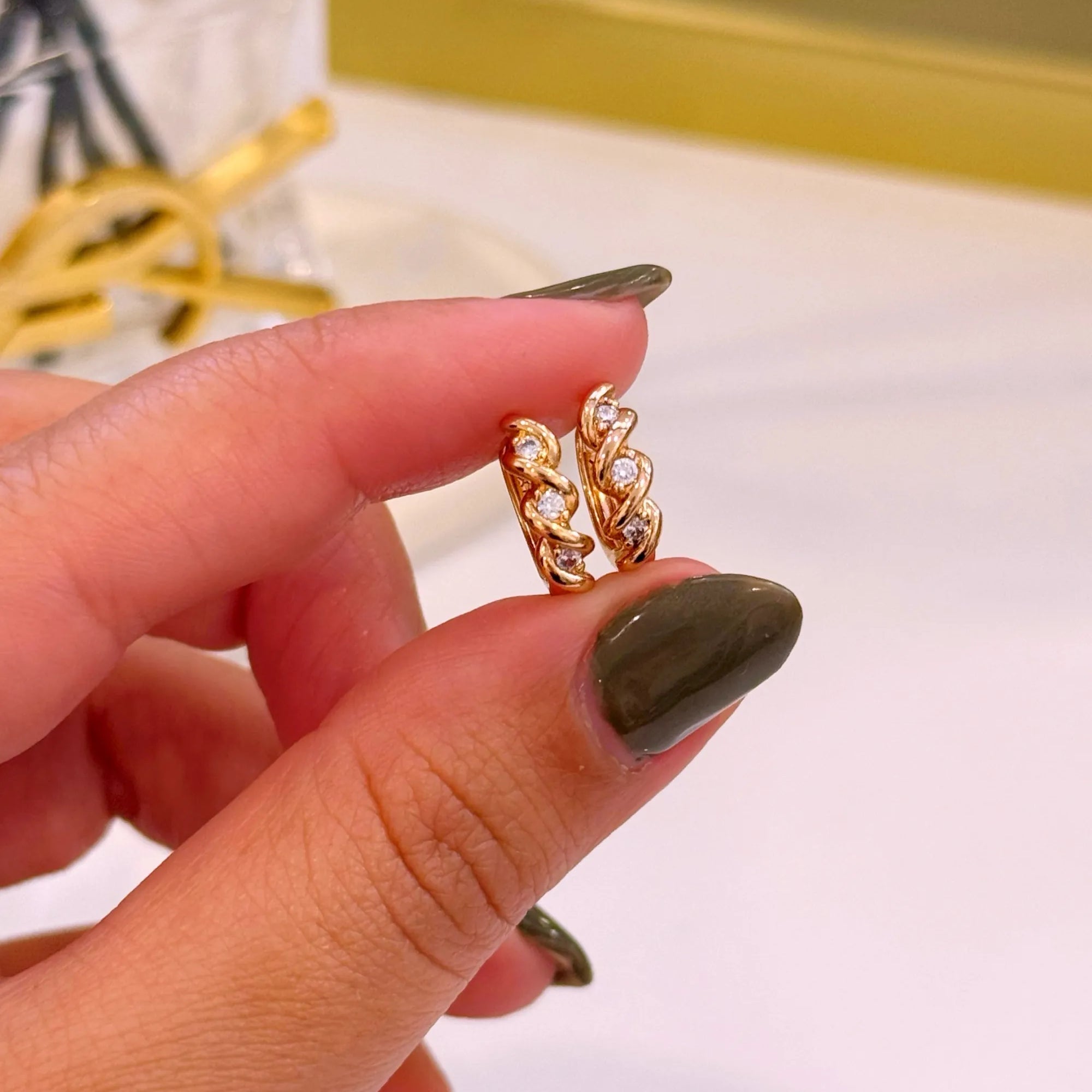 Argolinhas efeito torcido com brilhantes | Rose Gold