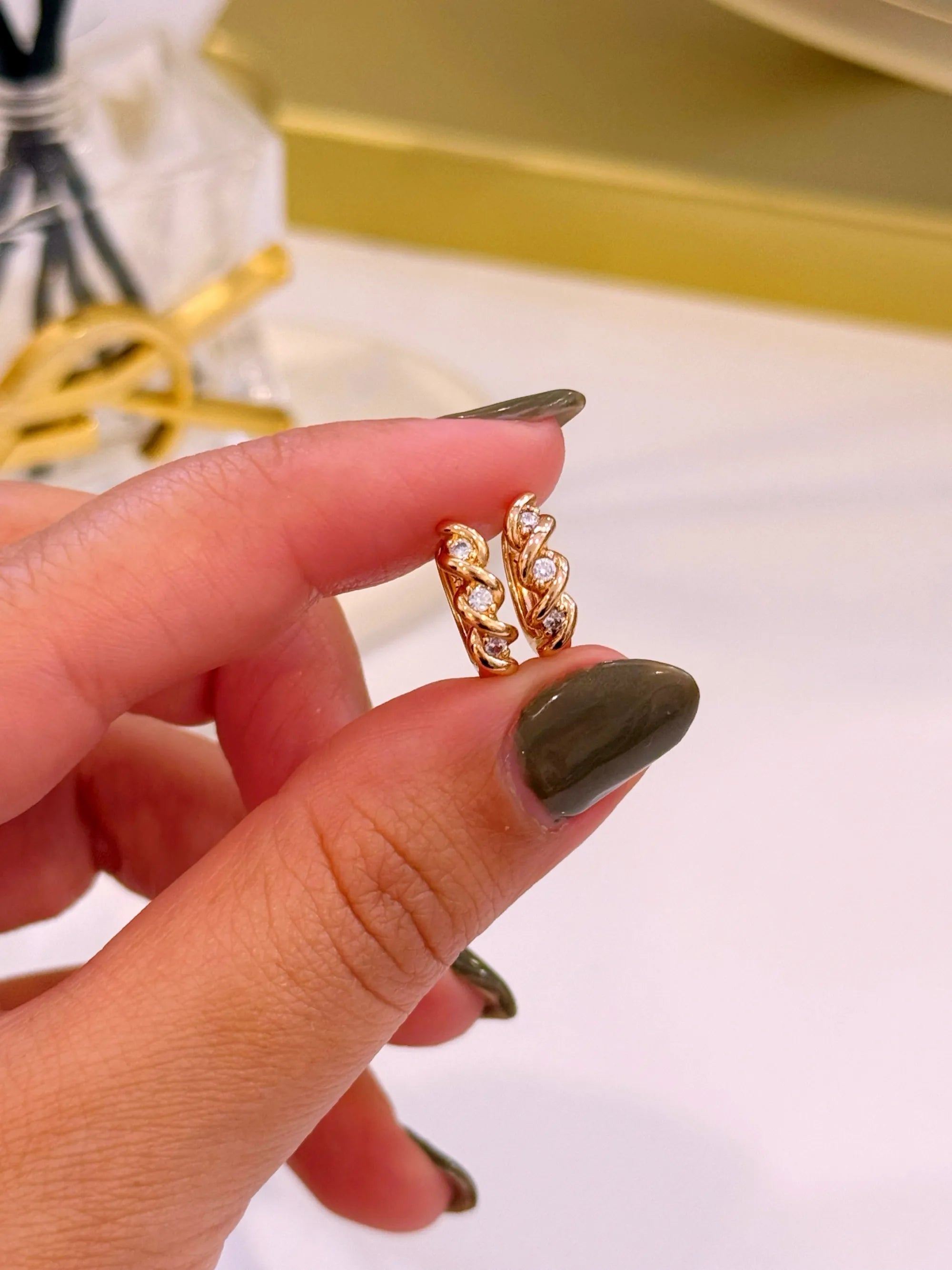 Argolinhas efeito torcido com brilhantes | Rose Gold