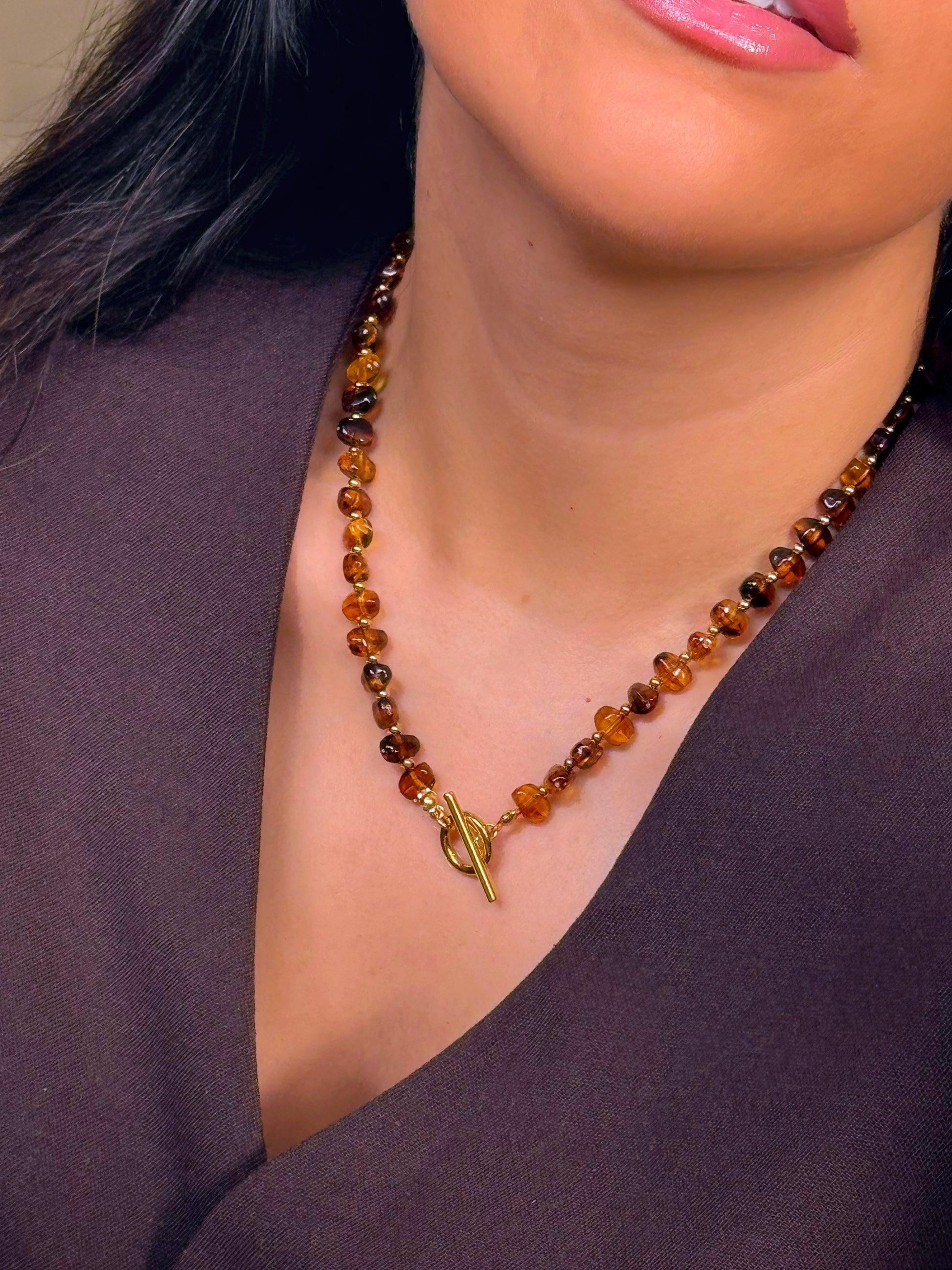 Colar de pedrinhas | Castanho - fecho em T