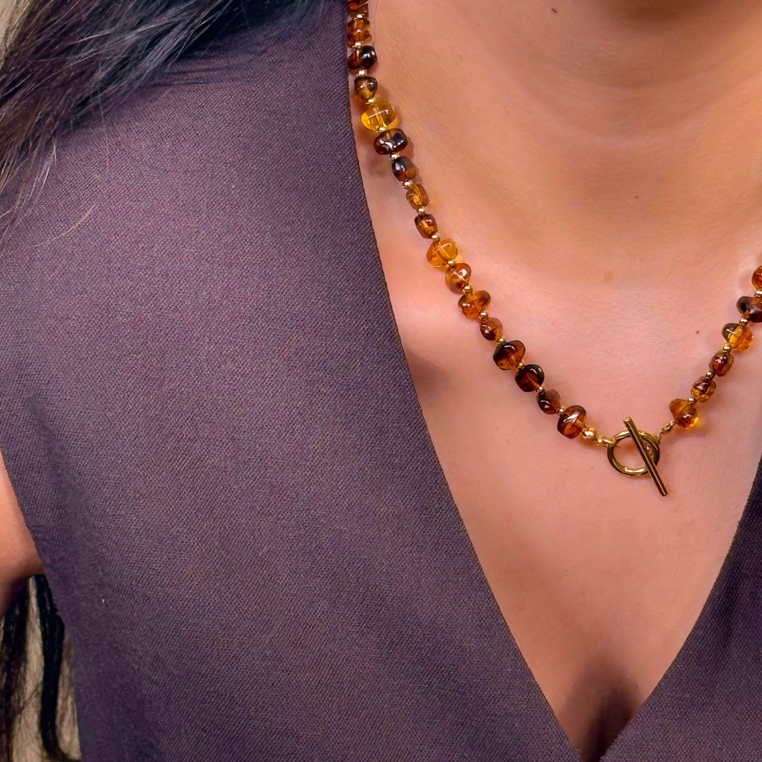 Colar de pedrinhas | Castanho - fecho em T