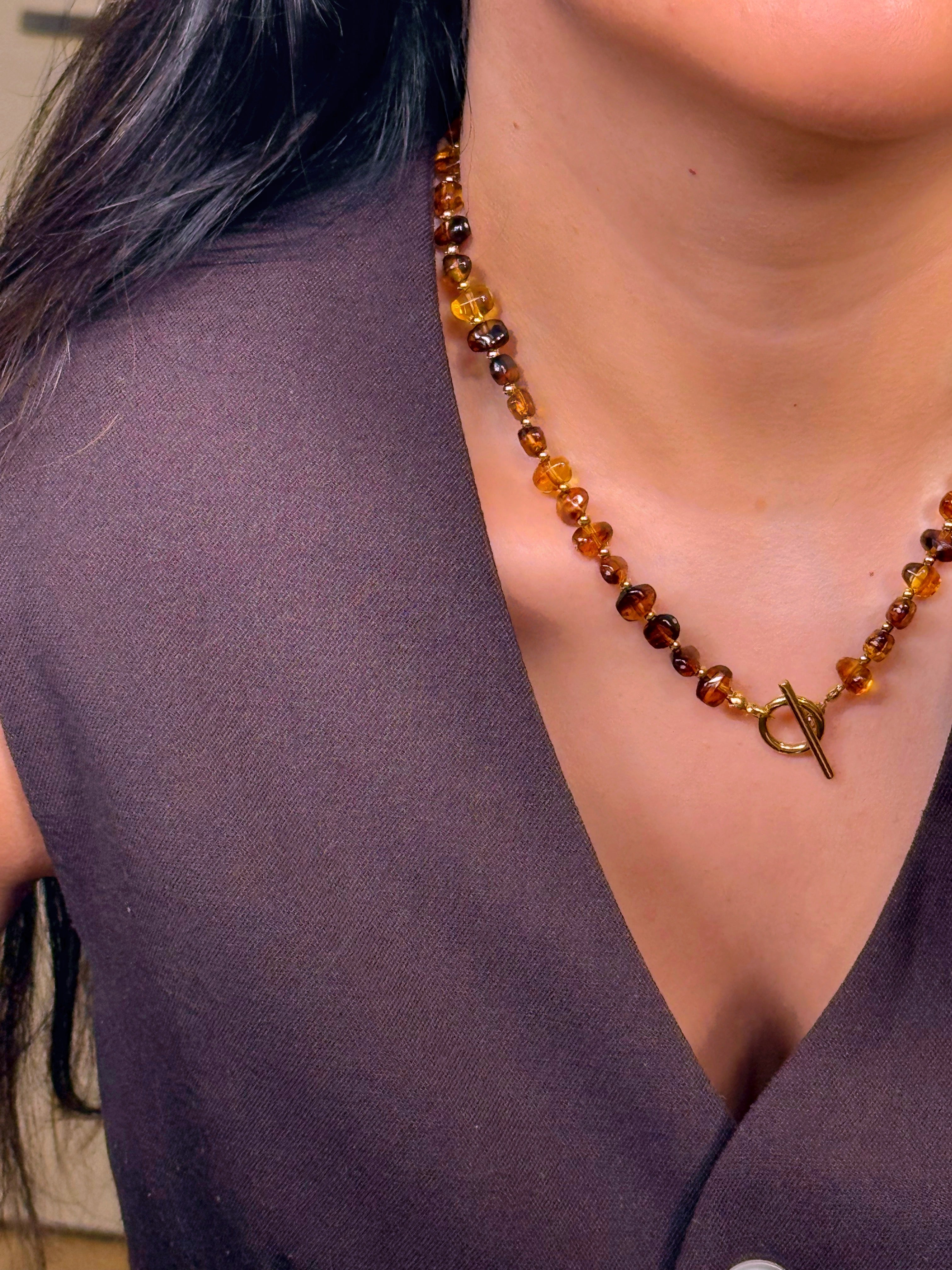 Colar de pedrinhas | Castanho - fecho em T