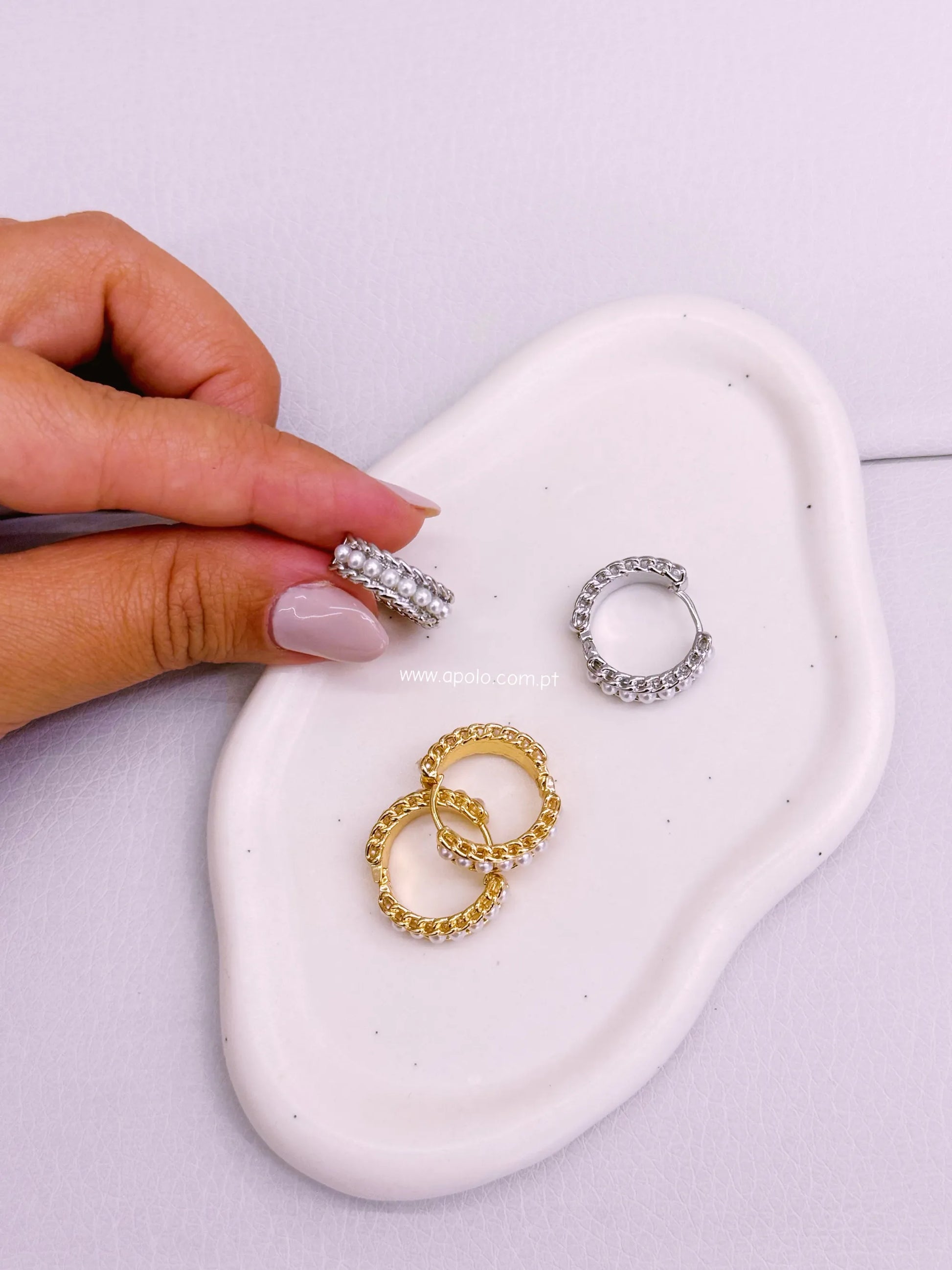 Argolas efeito corrente com fila de pérolas | 2 cores