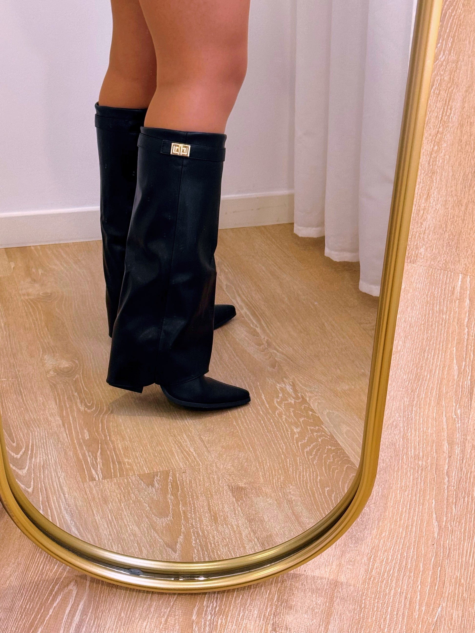 Bota de tacão com aba e fivela com pormenor dourado • Preto