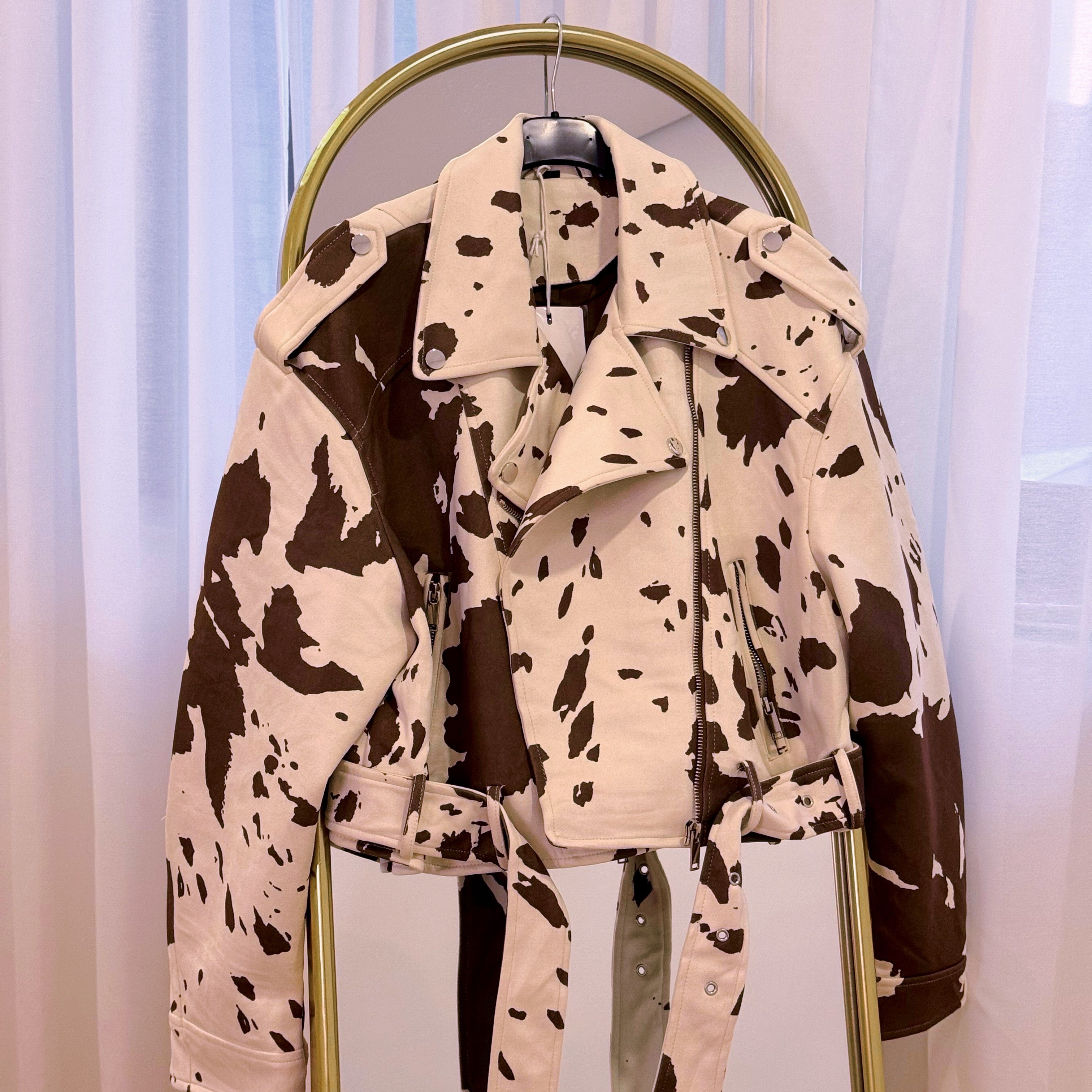 Casaco cropped em pele de pêssego | Animal print