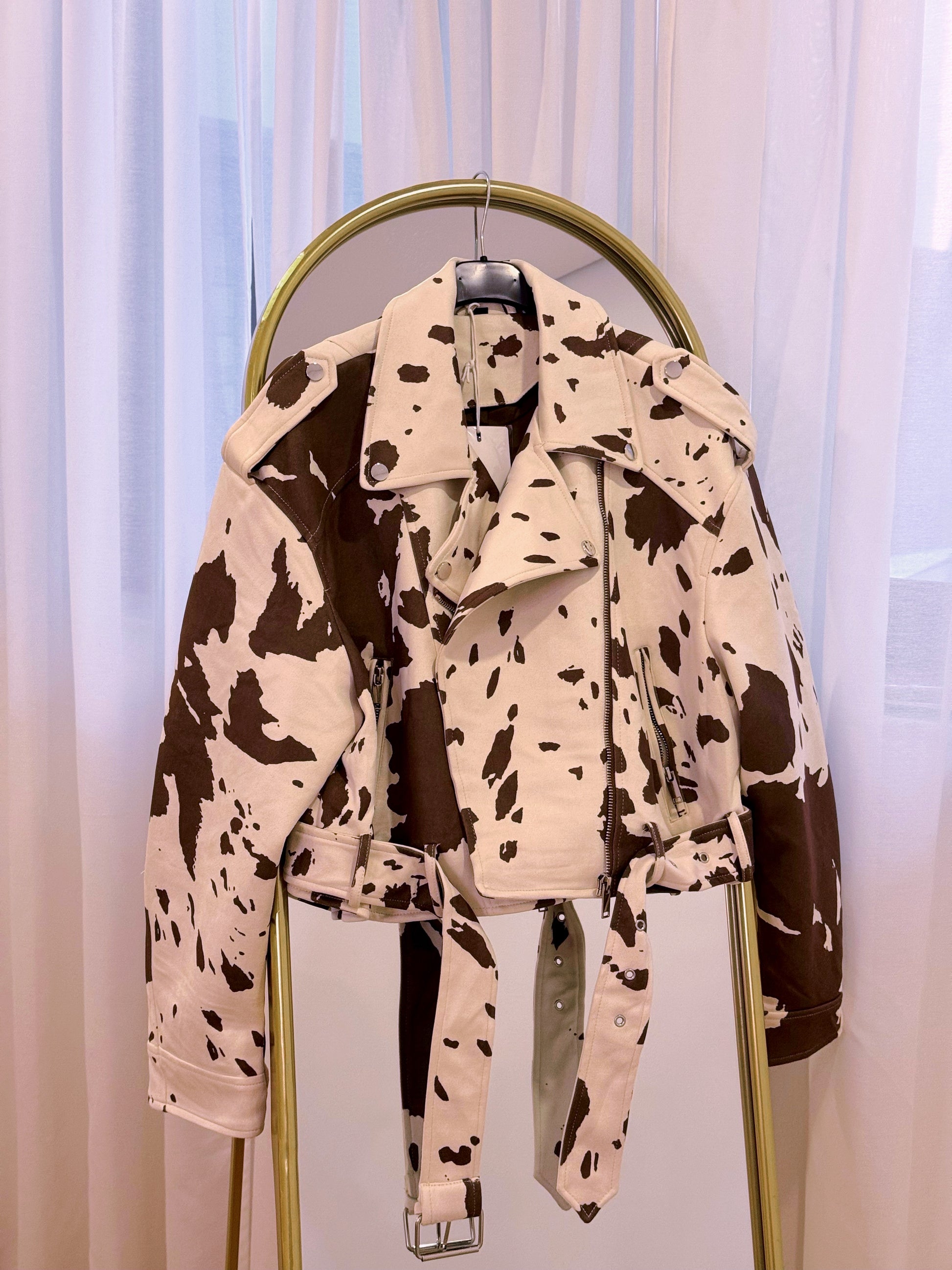 Casaco cropped em pele de pêssego | Animal print