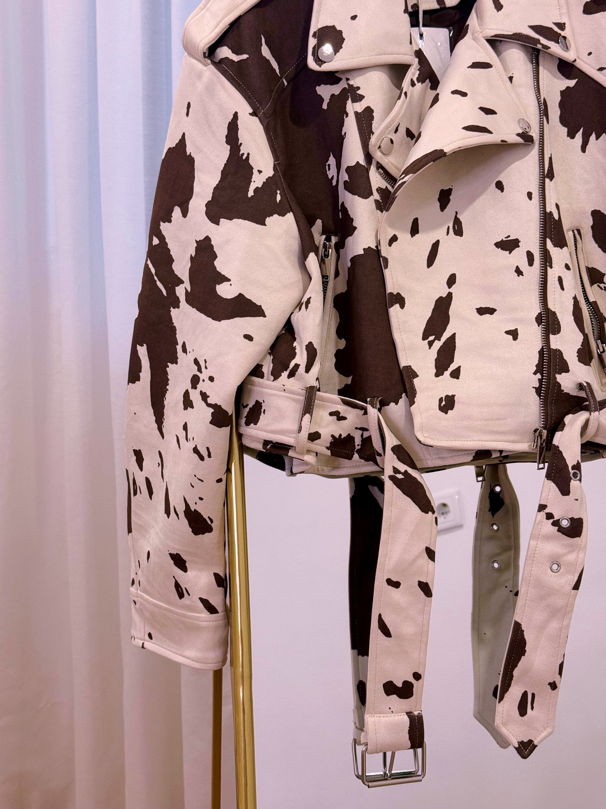 Casaco cropped em pele de pêssego | Animal print