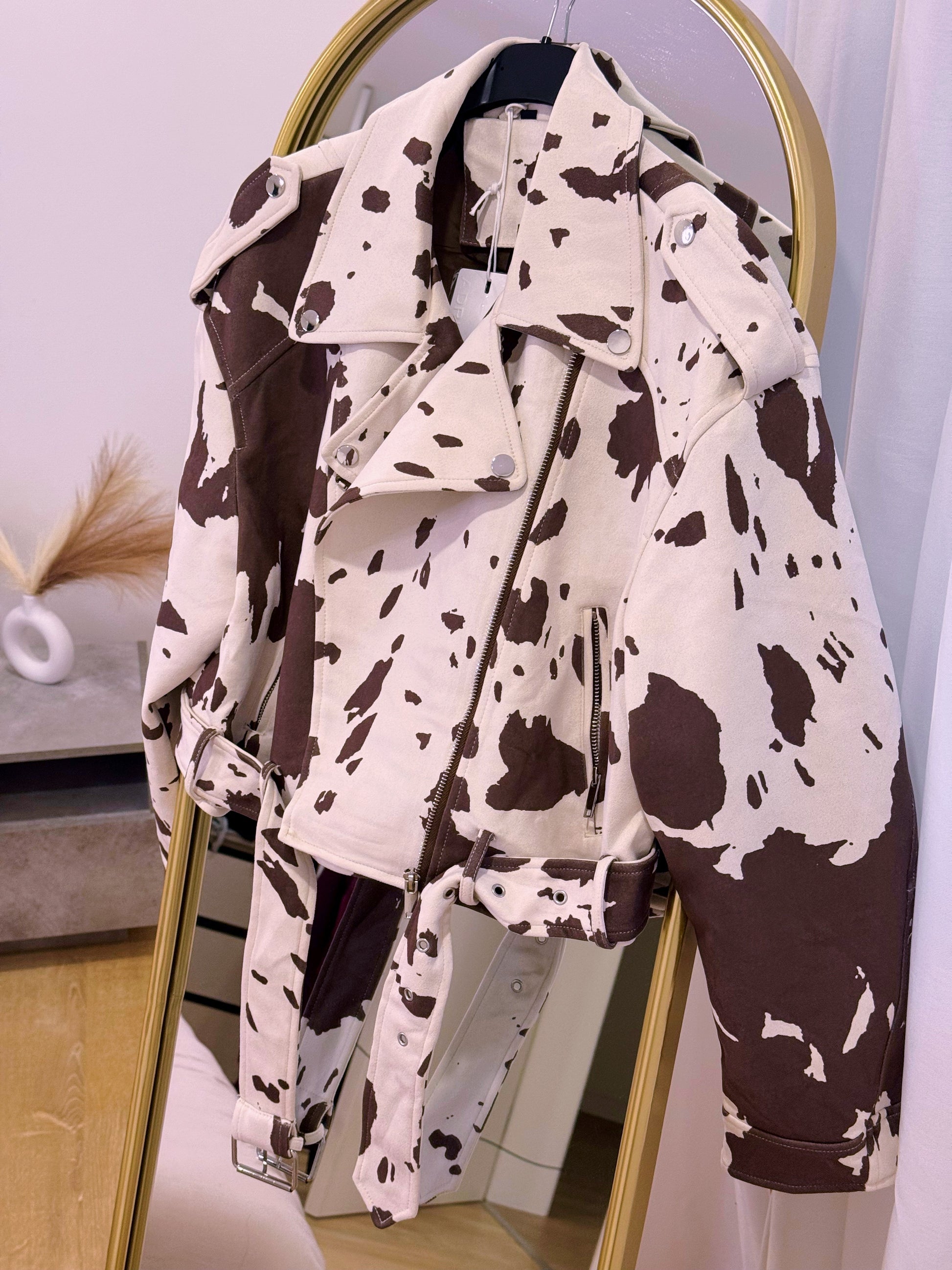 Casaco cropped em pele de pêssego | Animal print