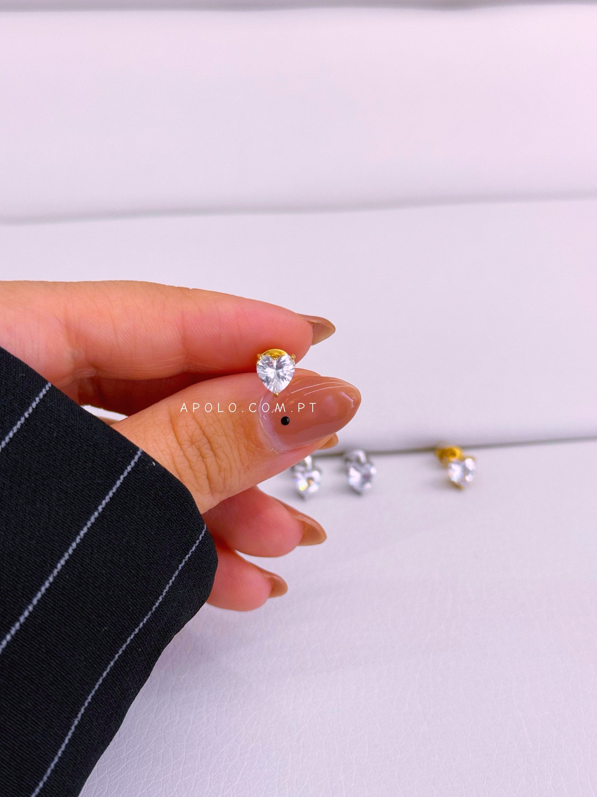 Mini brincos brilhantes com formato de coração | 2 Cores