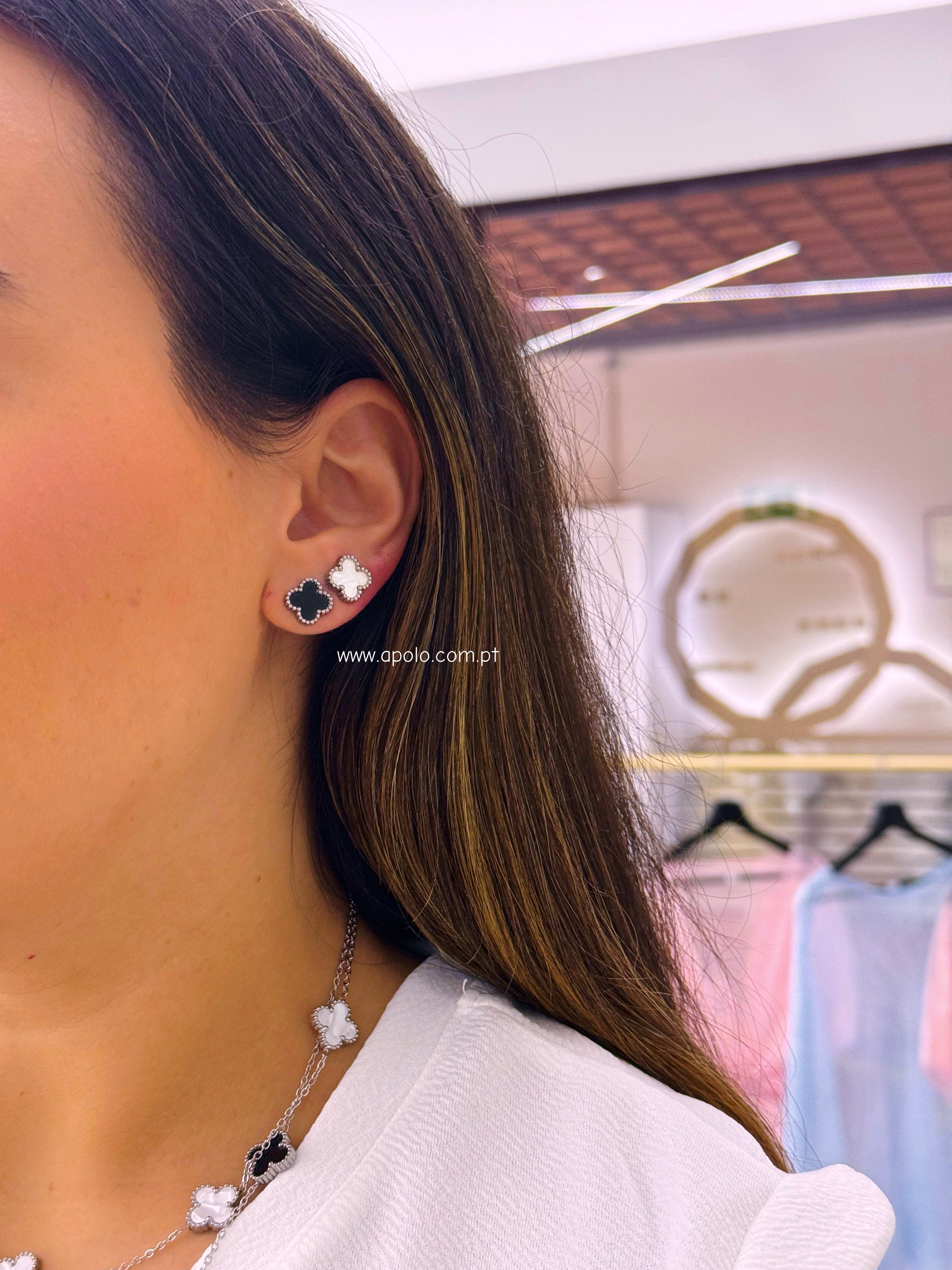 Brincos com formato de trevo base prateada | 2 cores