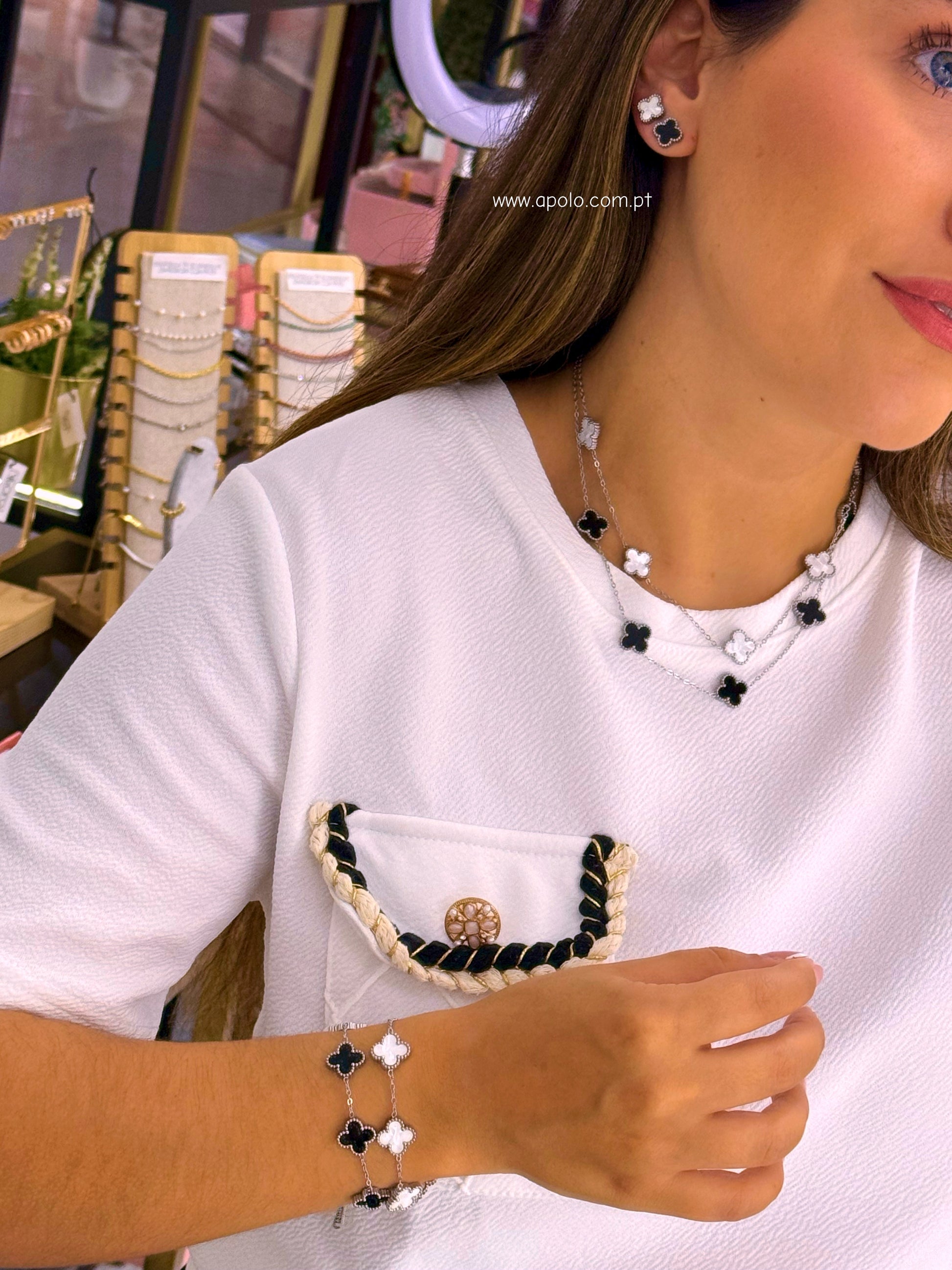 Pulseira fina com 5 trevos base prateada | 2 Cores