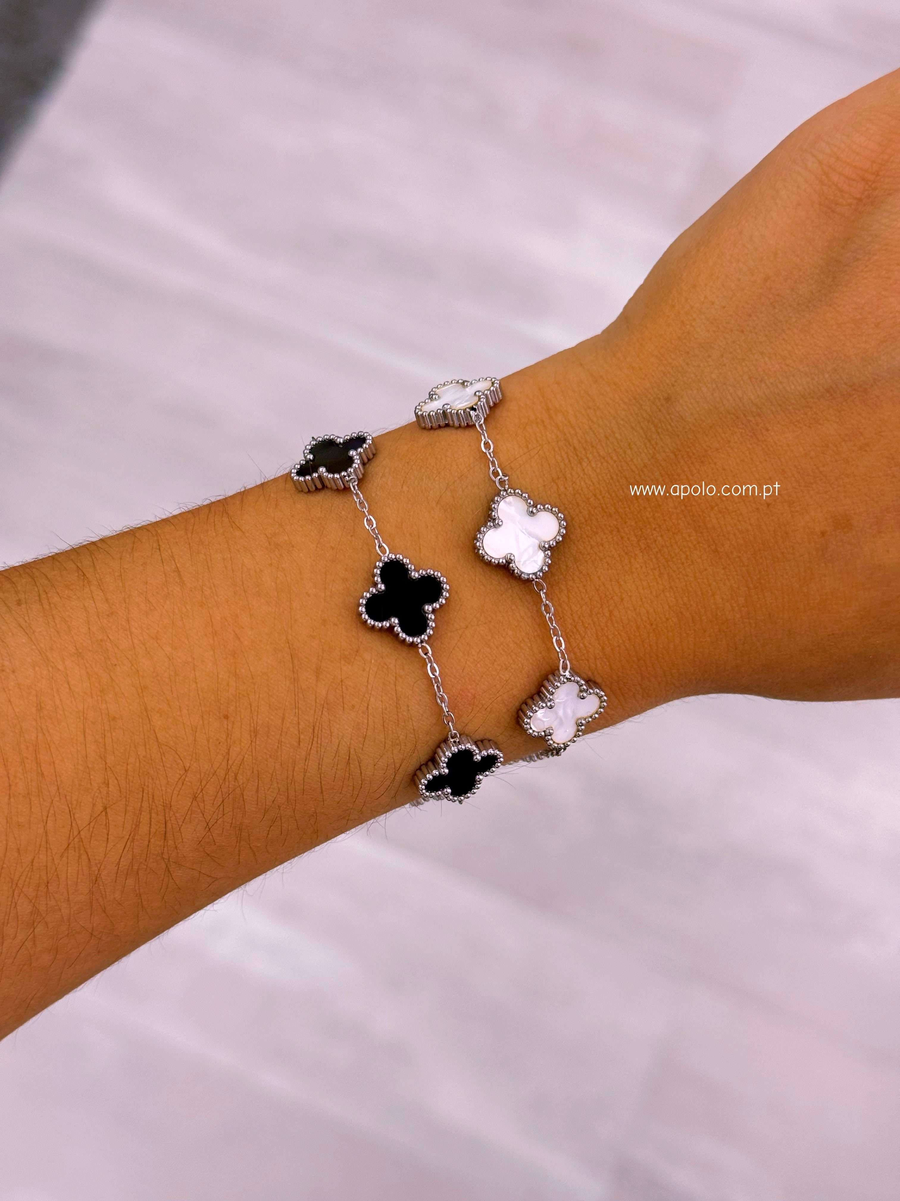 Pulseira fina com 5 trevos base prateada | 2 Cores