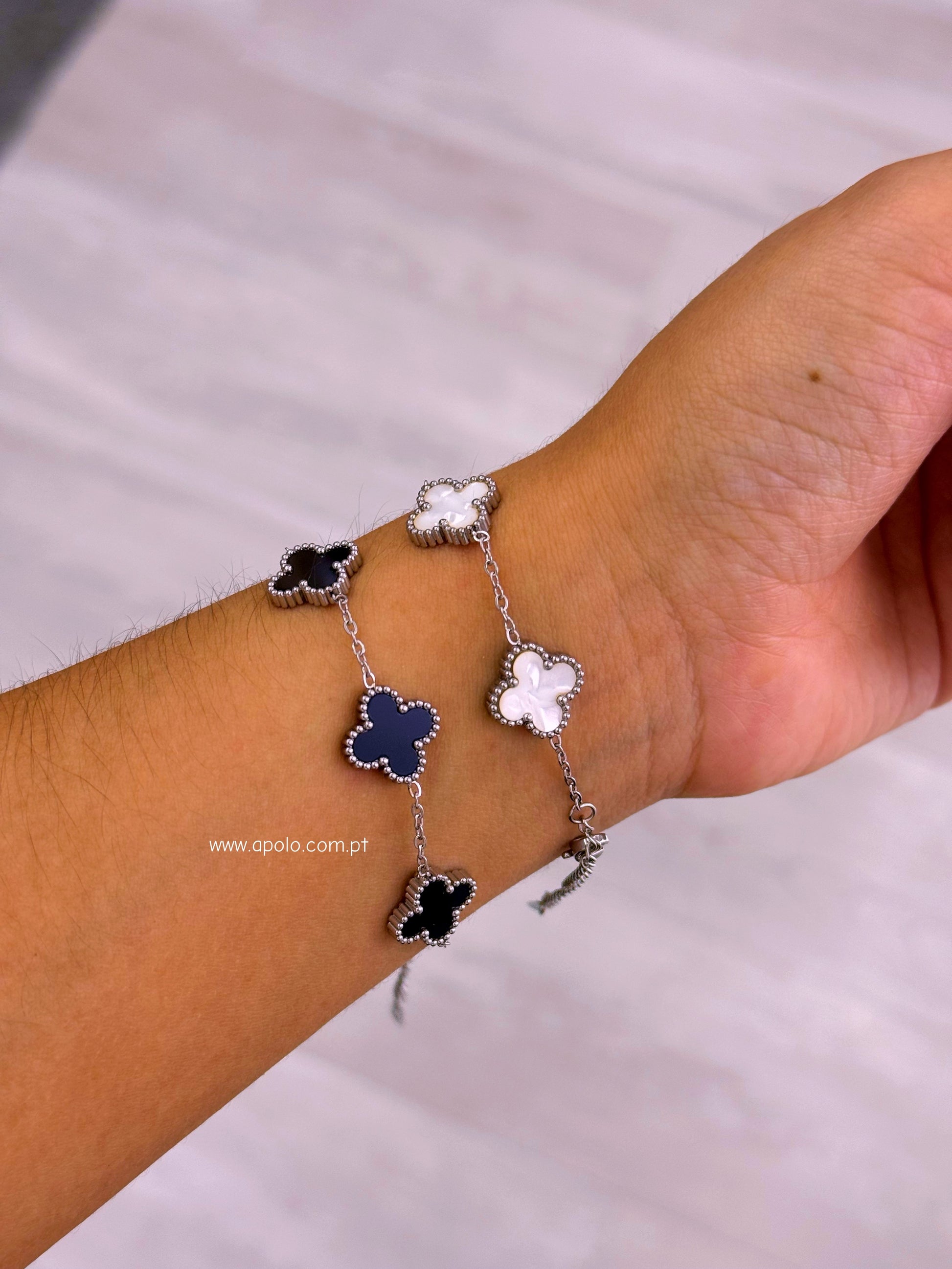 Pulseira fina com 5 trevos base prateada | 2 Cores