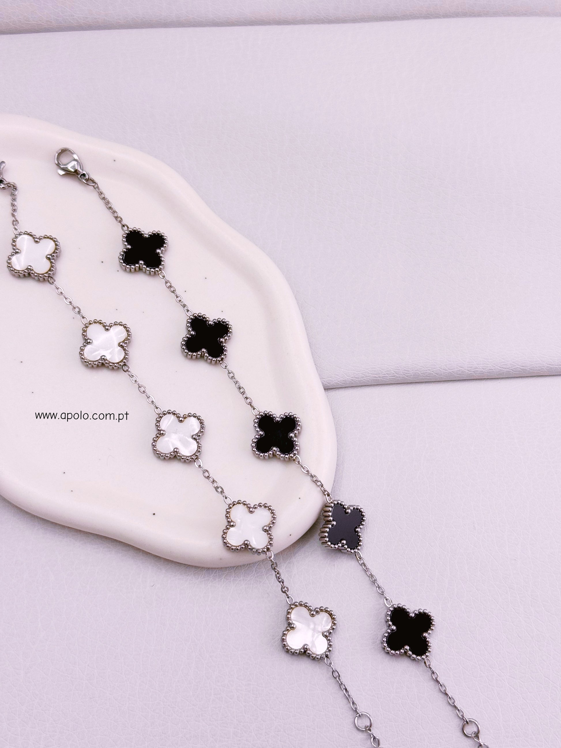 Pulseira fina com 5 trevos base prateada | 2 Cores