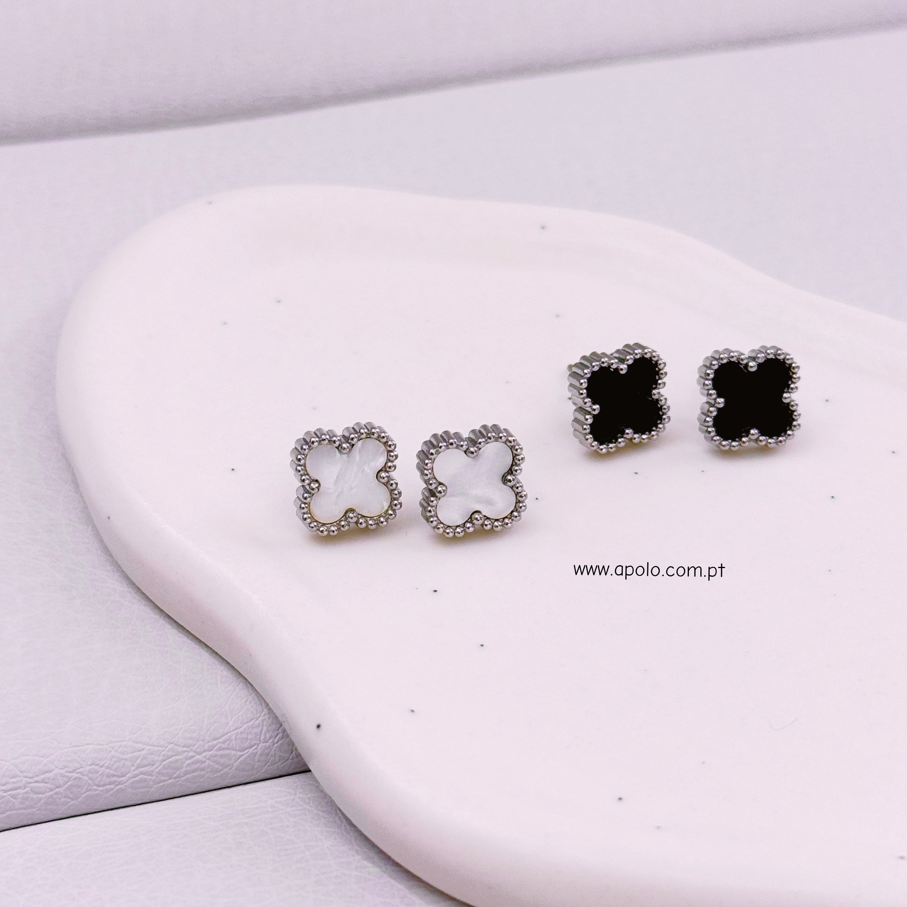 Brincos com formato de trevo base prateada | 2 cores