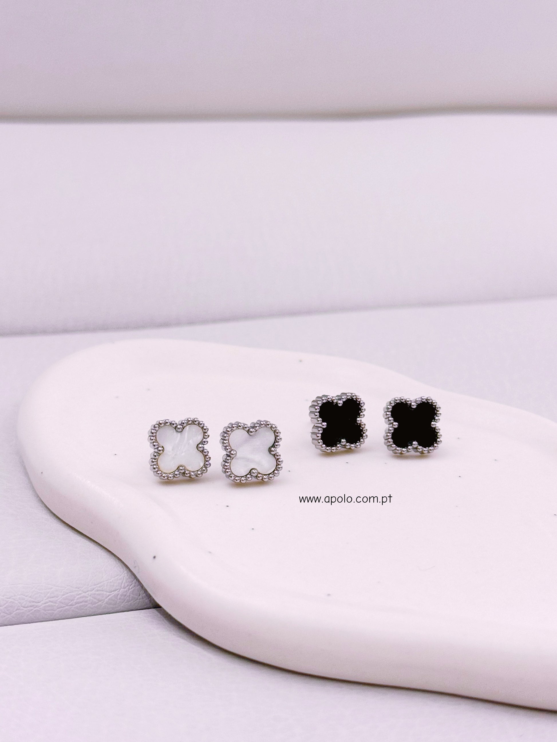 Brincos com formato de trevo base prateada | 2 cores