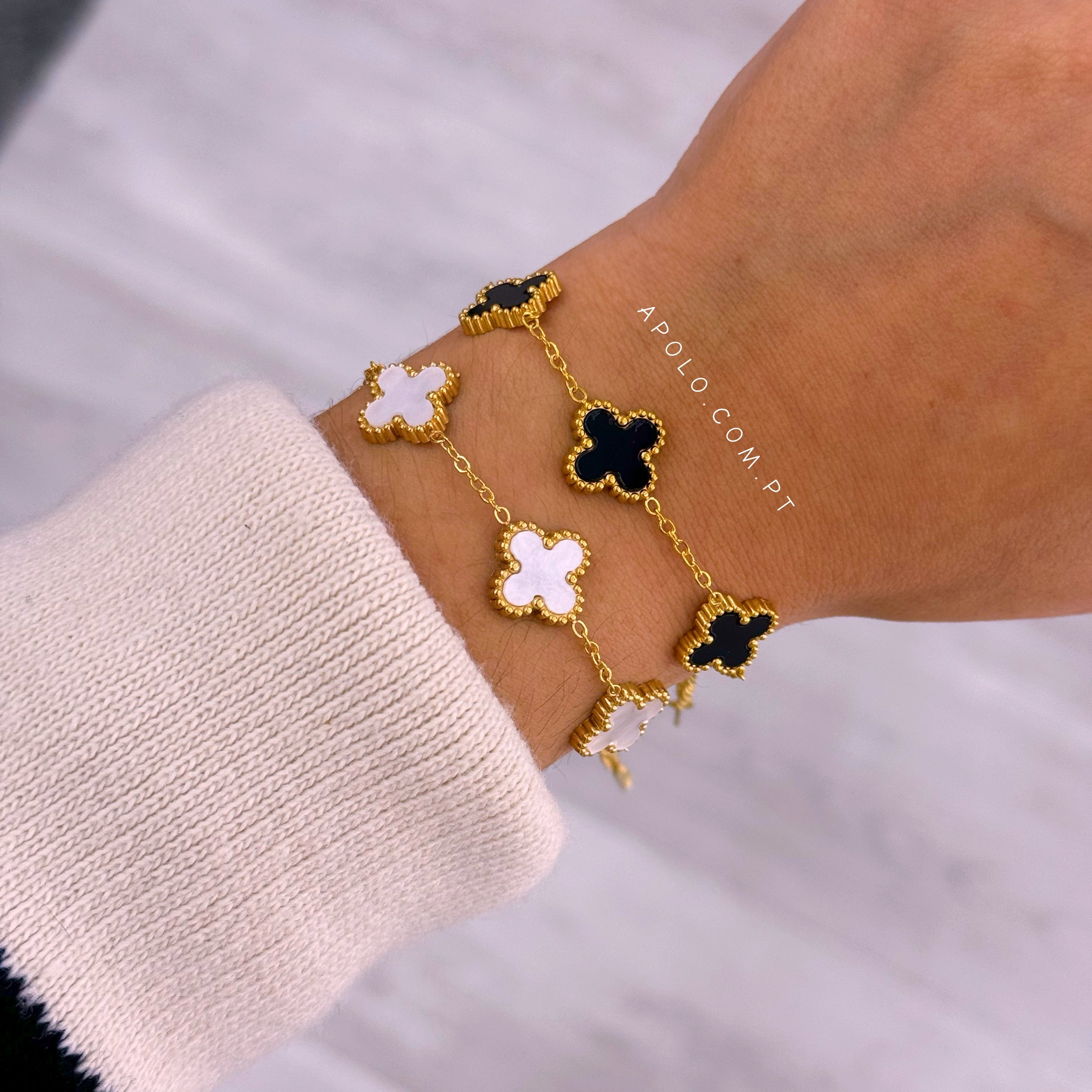 Pulseira fina com 5 trevos base dourada | 2 Cores