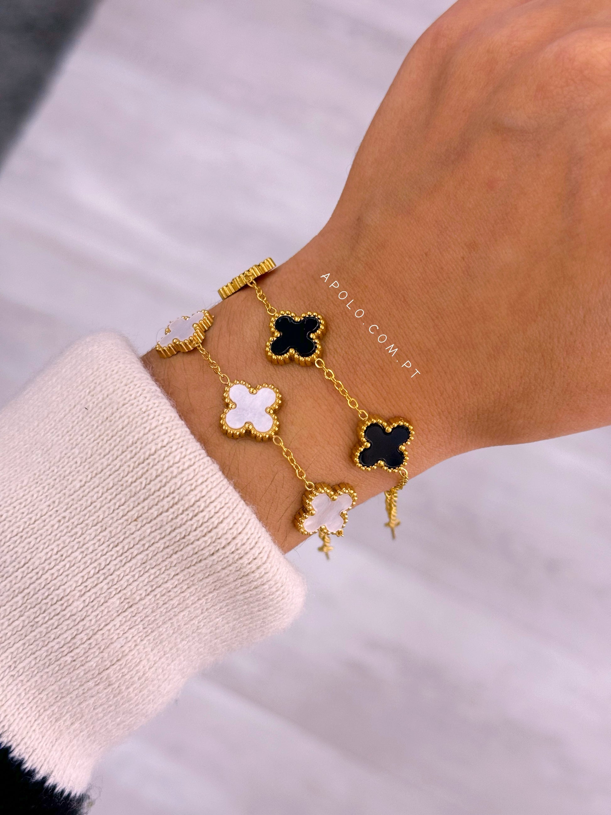 Pulseira fina com 5 trevos base dourada | 2 Cores