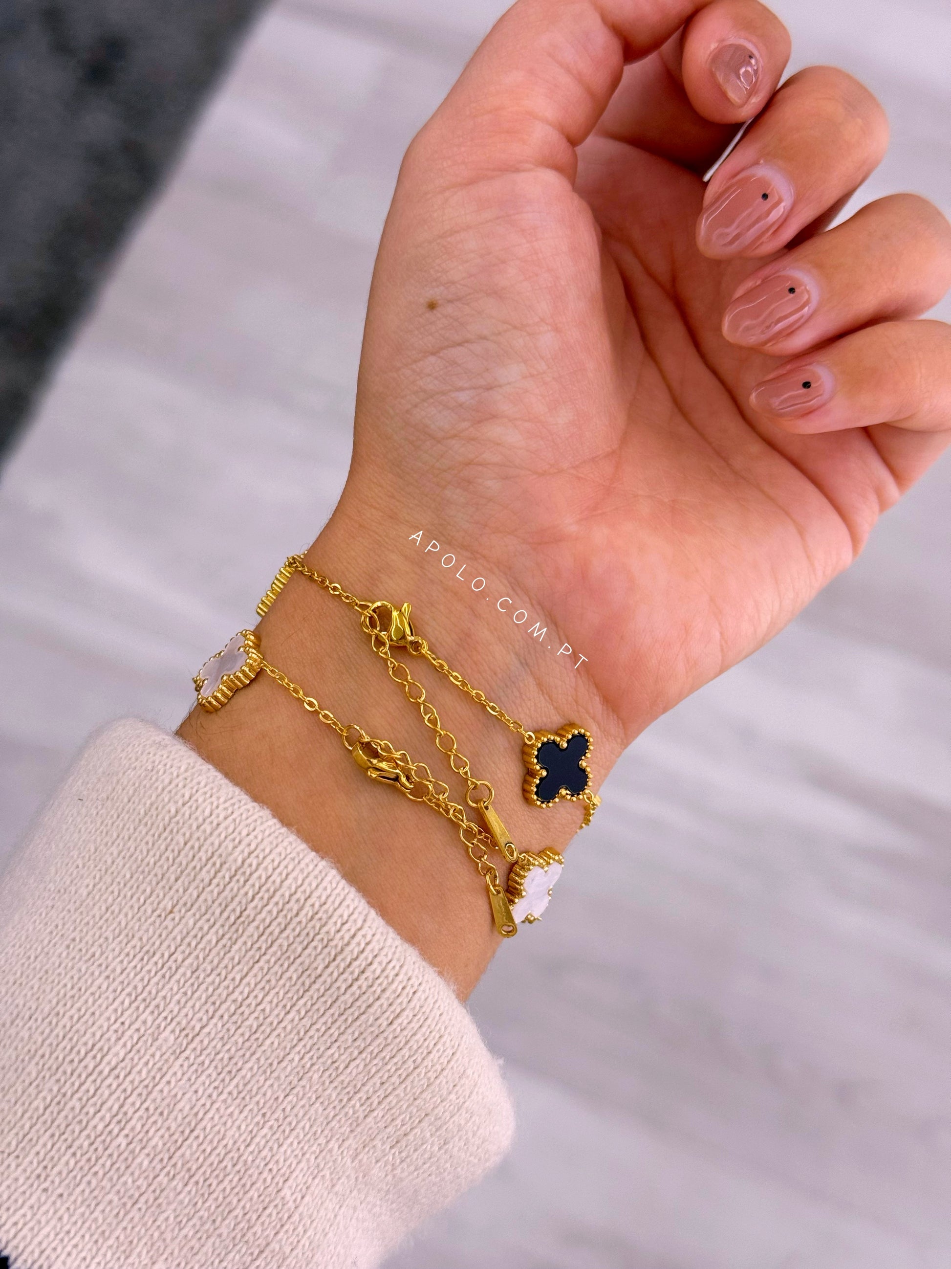 Pulseira fina com 5 trevos base dourada | 2 Cores