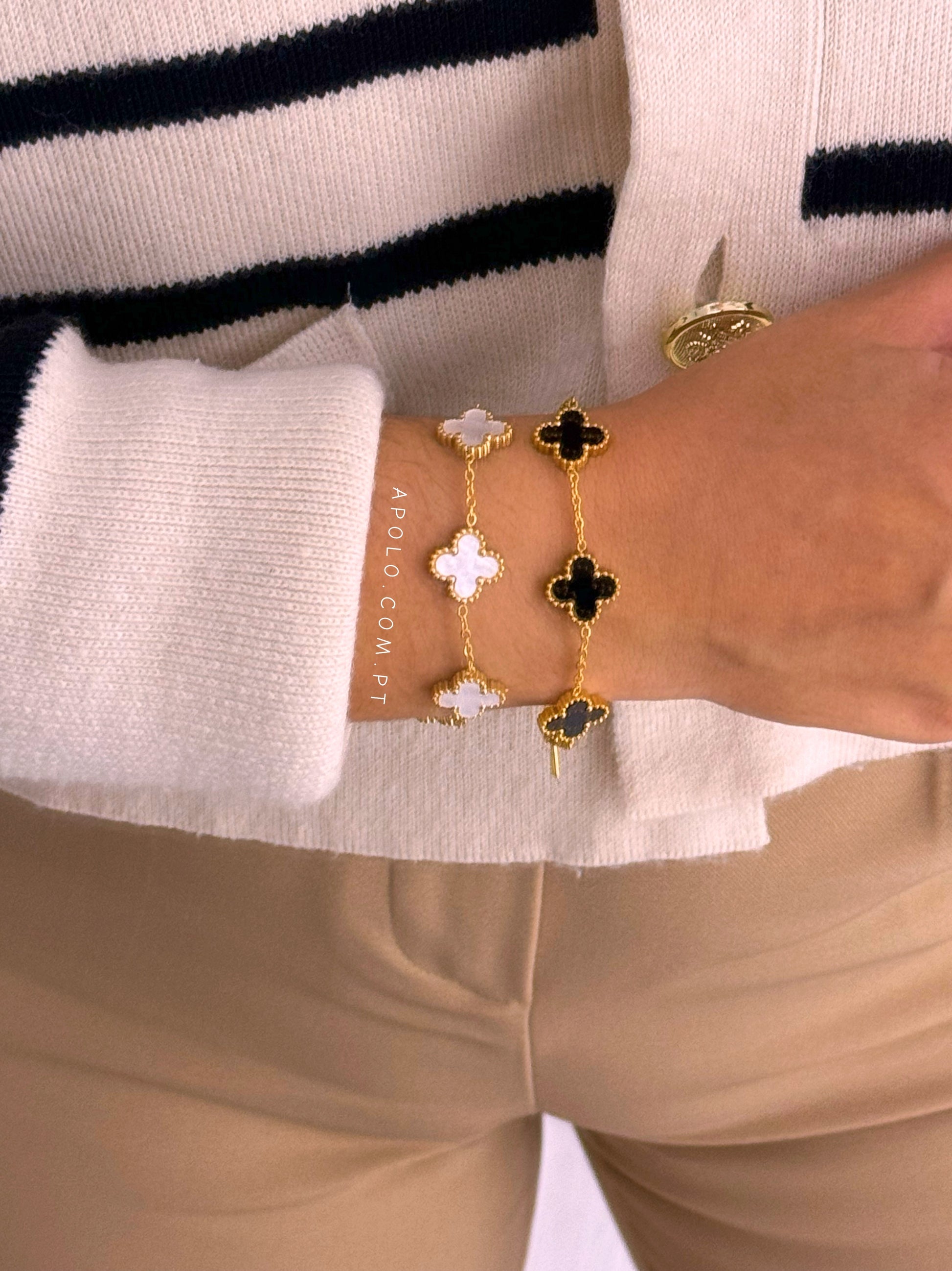 Pulseira fina com 5 trevos base dourada | 2 Cores