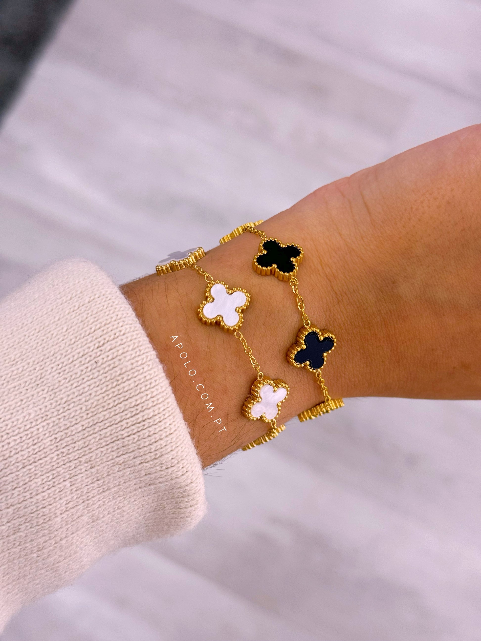 Pulseira fina com 5 trevos base dourada | 2 Cores