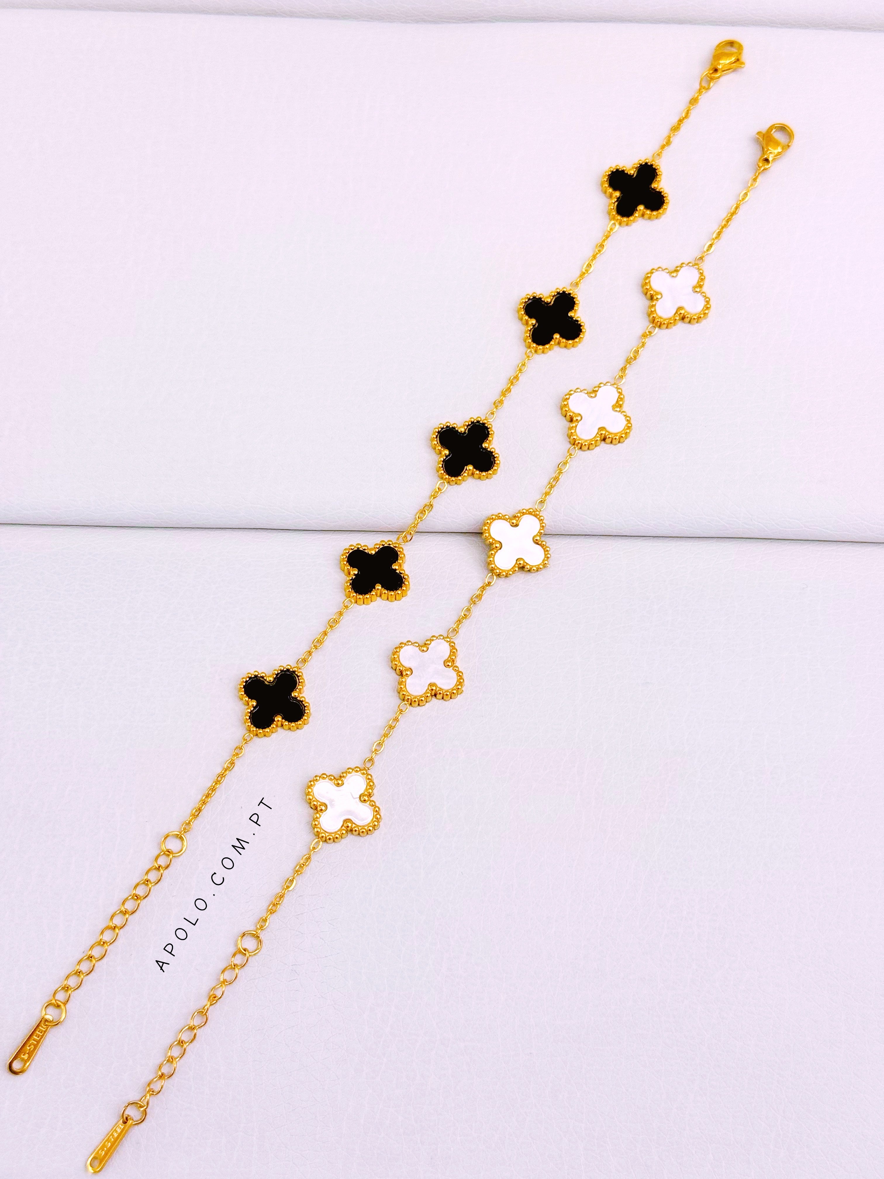 Pulseira fina com 5 trevos base dourada | 2 Cores