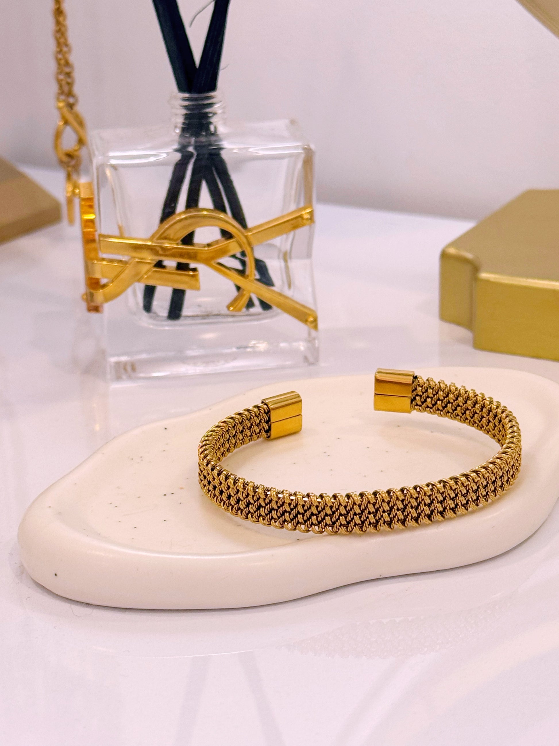 Pulseira rígida malha entrançada | Dourado