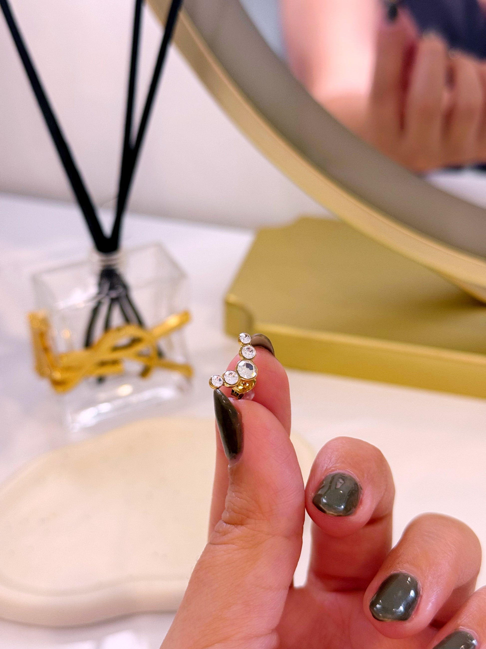 Brincos mini contorno em brilhantes | Dourado