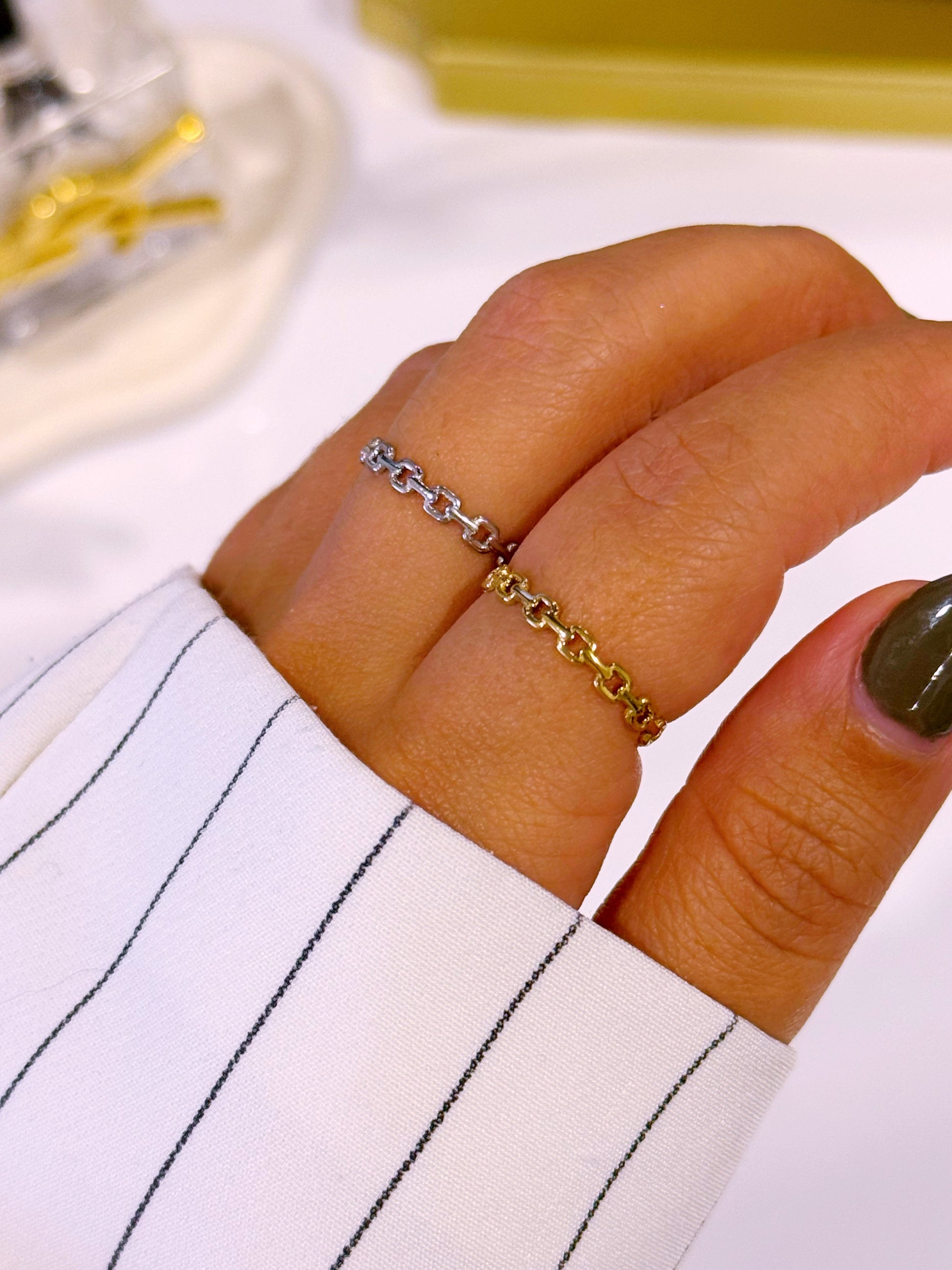 Anel ajustável fino em corrente de quadradinhos | 2 cores