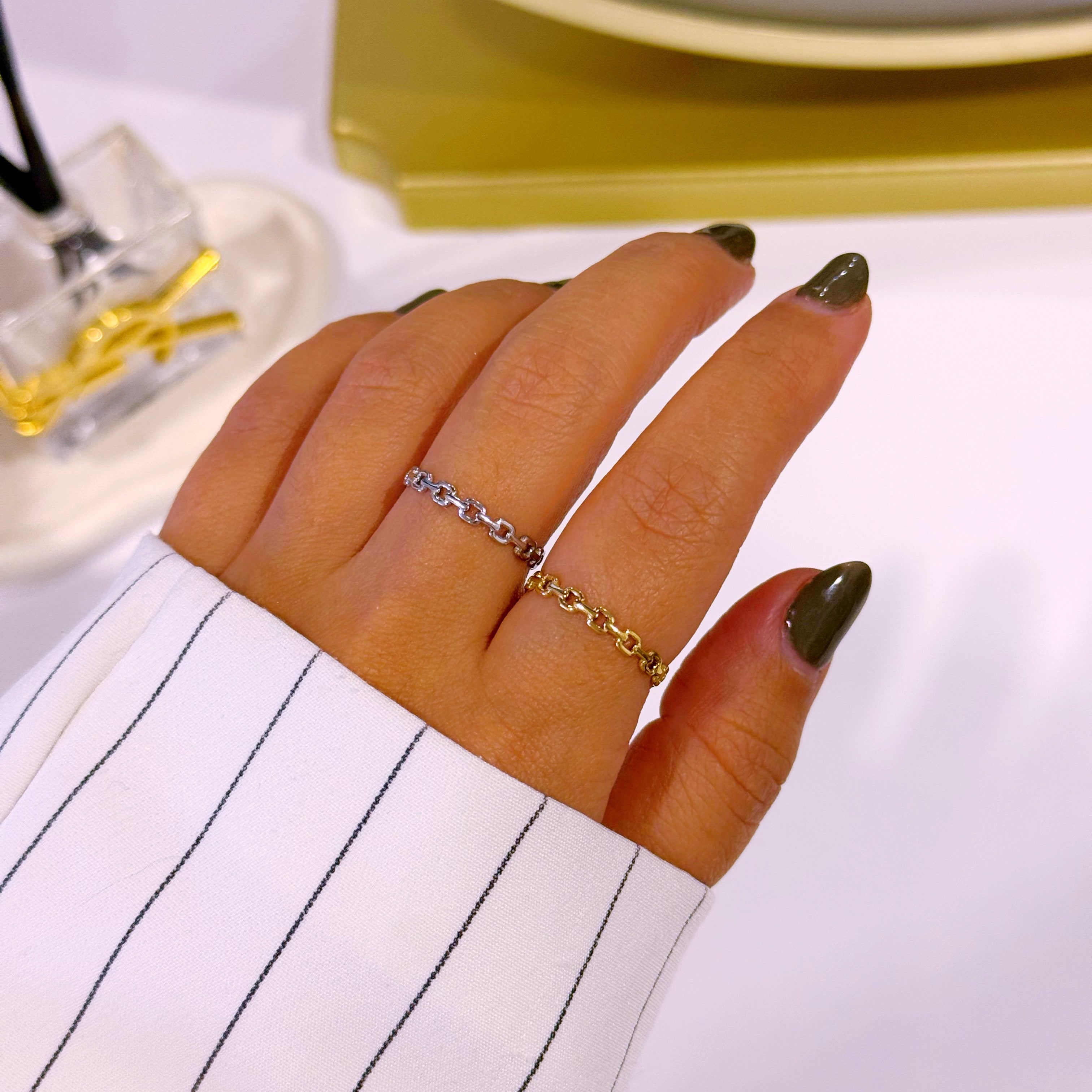 Anel ajustável fino em corrente de quadradinhos | 2 cores