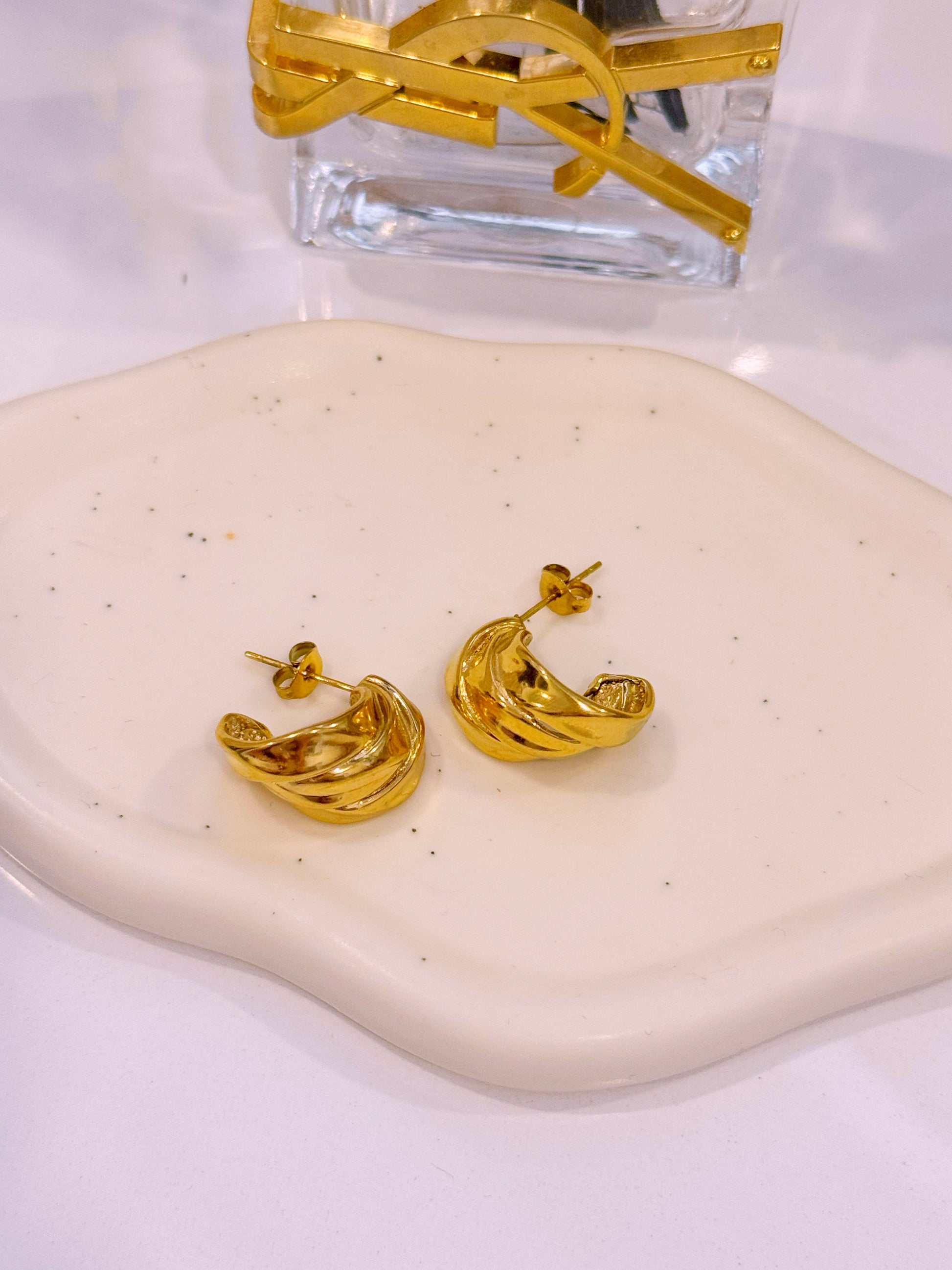 Argolas elegantes com efeito triplo entrelaçado | Dourado