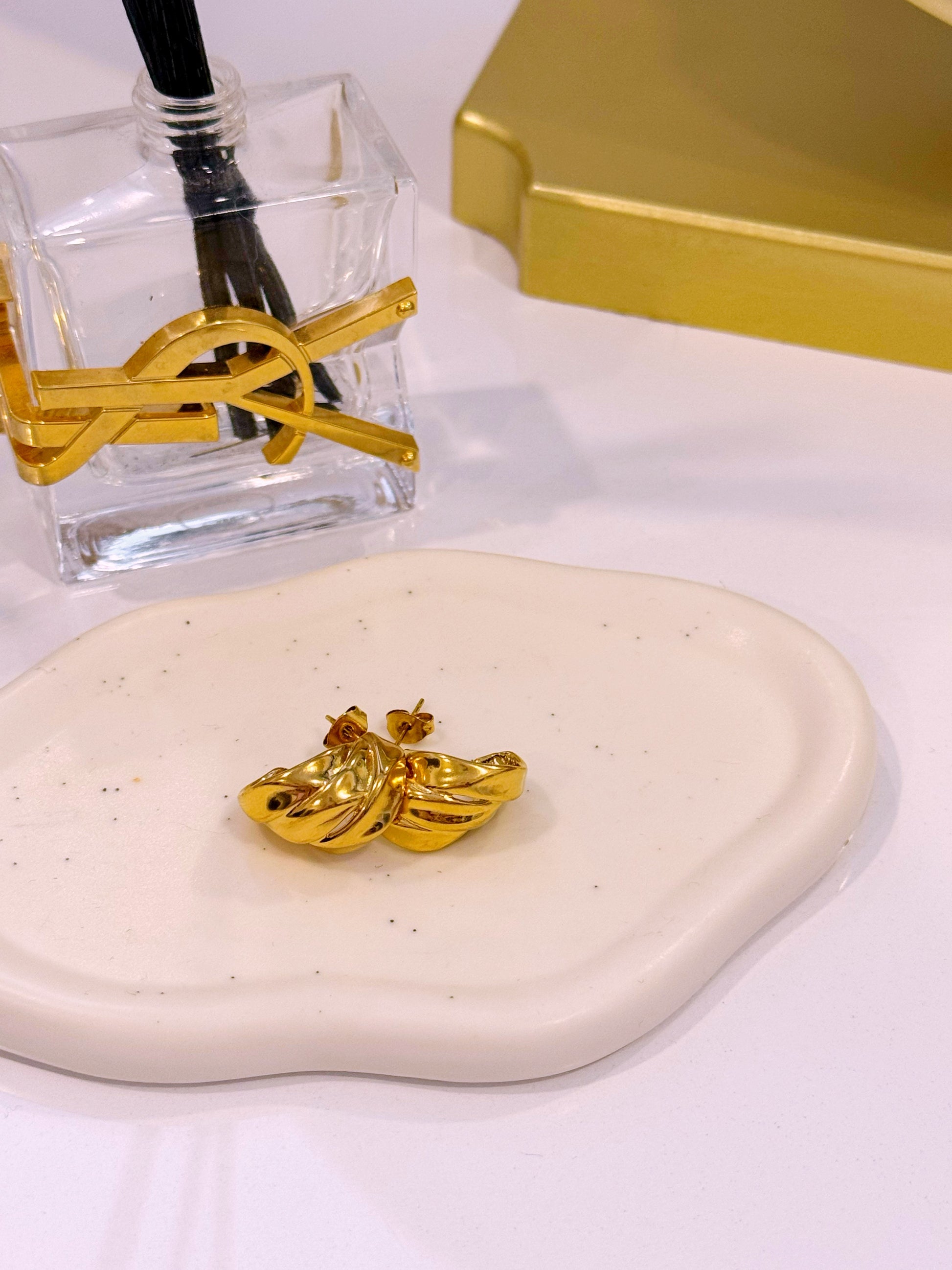 Argolas elegantes com efeito triplo entrelaçado | Dourado