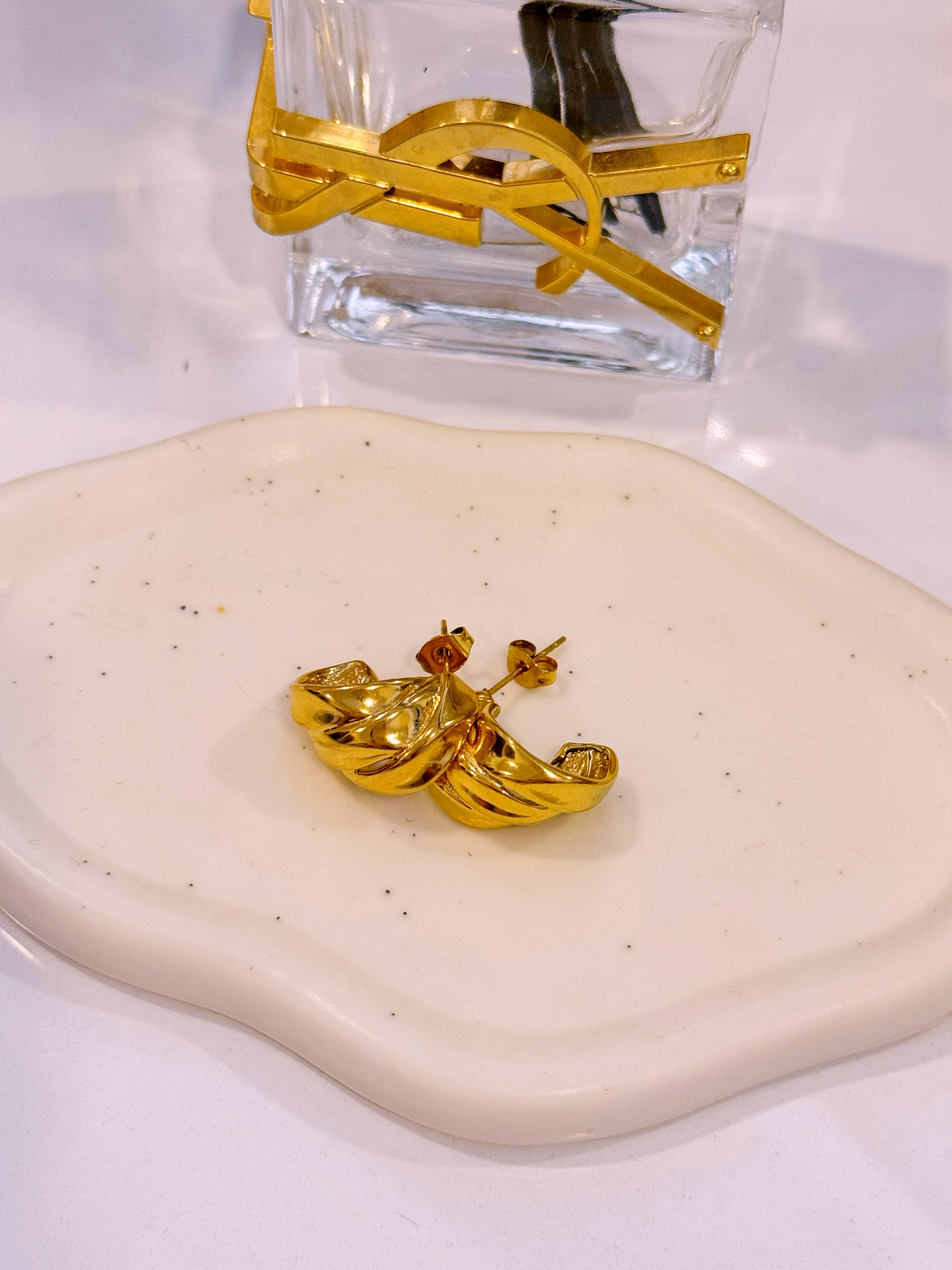 Argolas elegantes com efeito triplo entrelaçado | Dourado