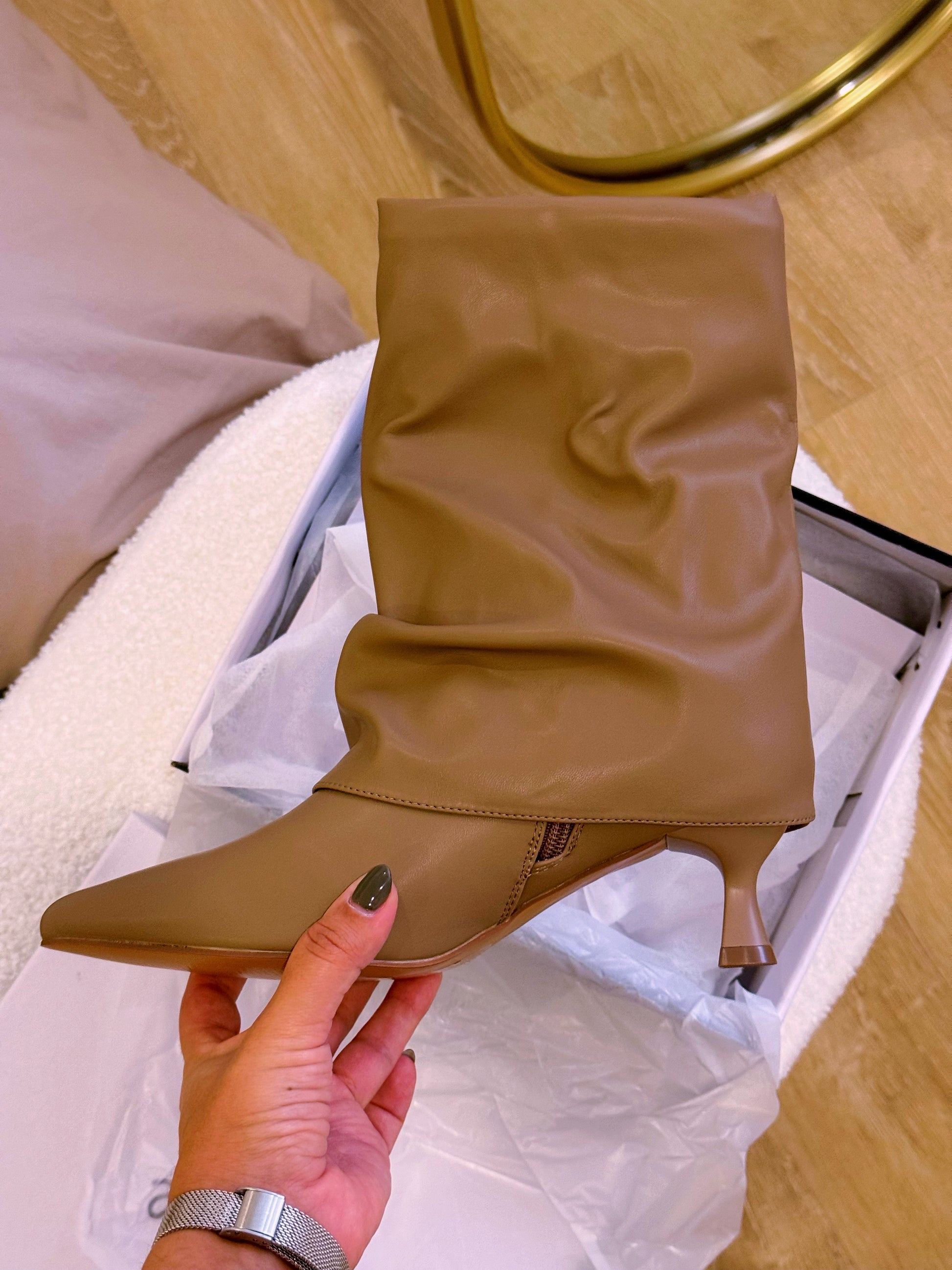 Botim elegante em bico com aba e salto pequeno | Khaki