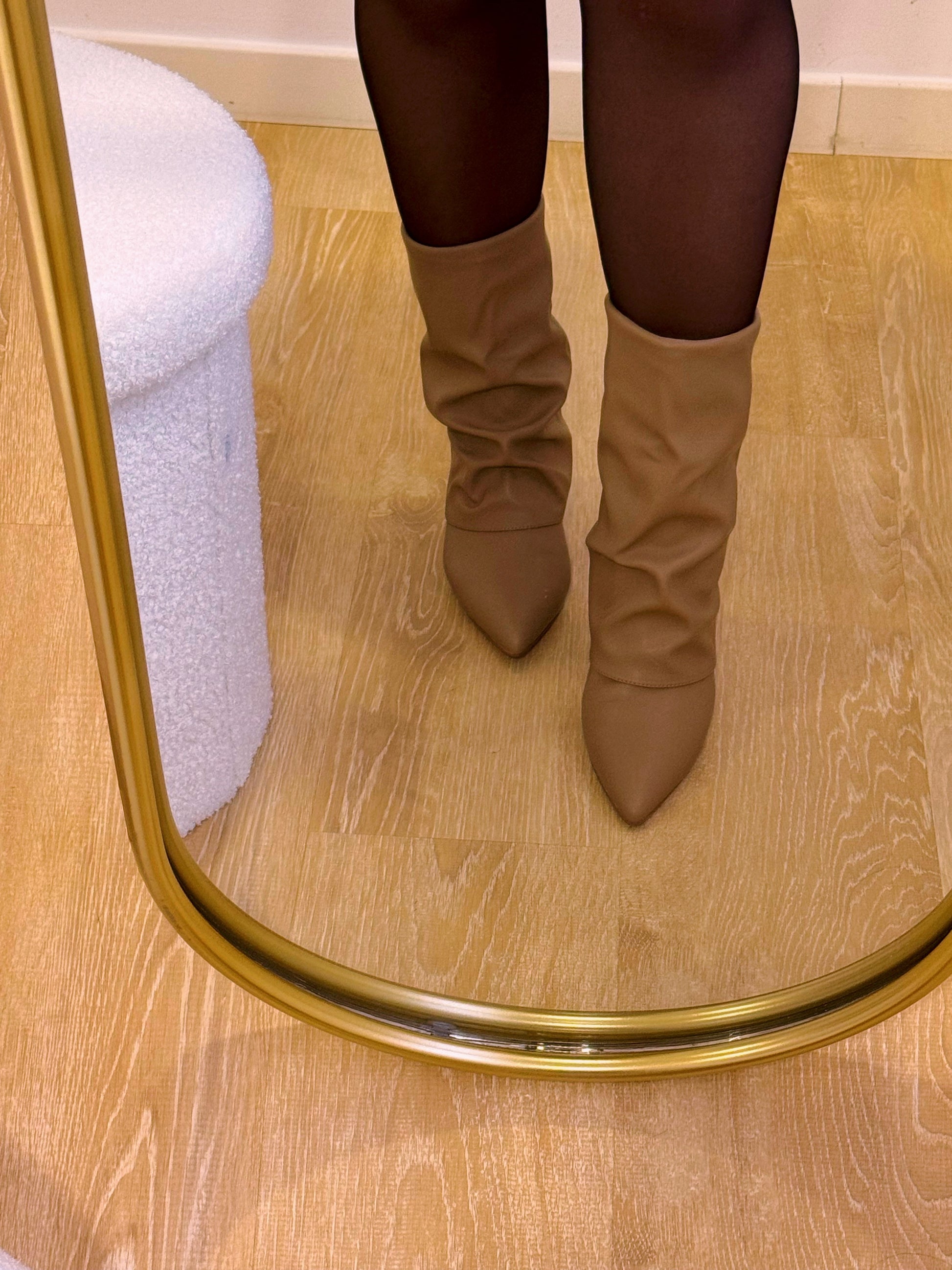 Botim elegante em bico com aba e salto pequeno | Khaki