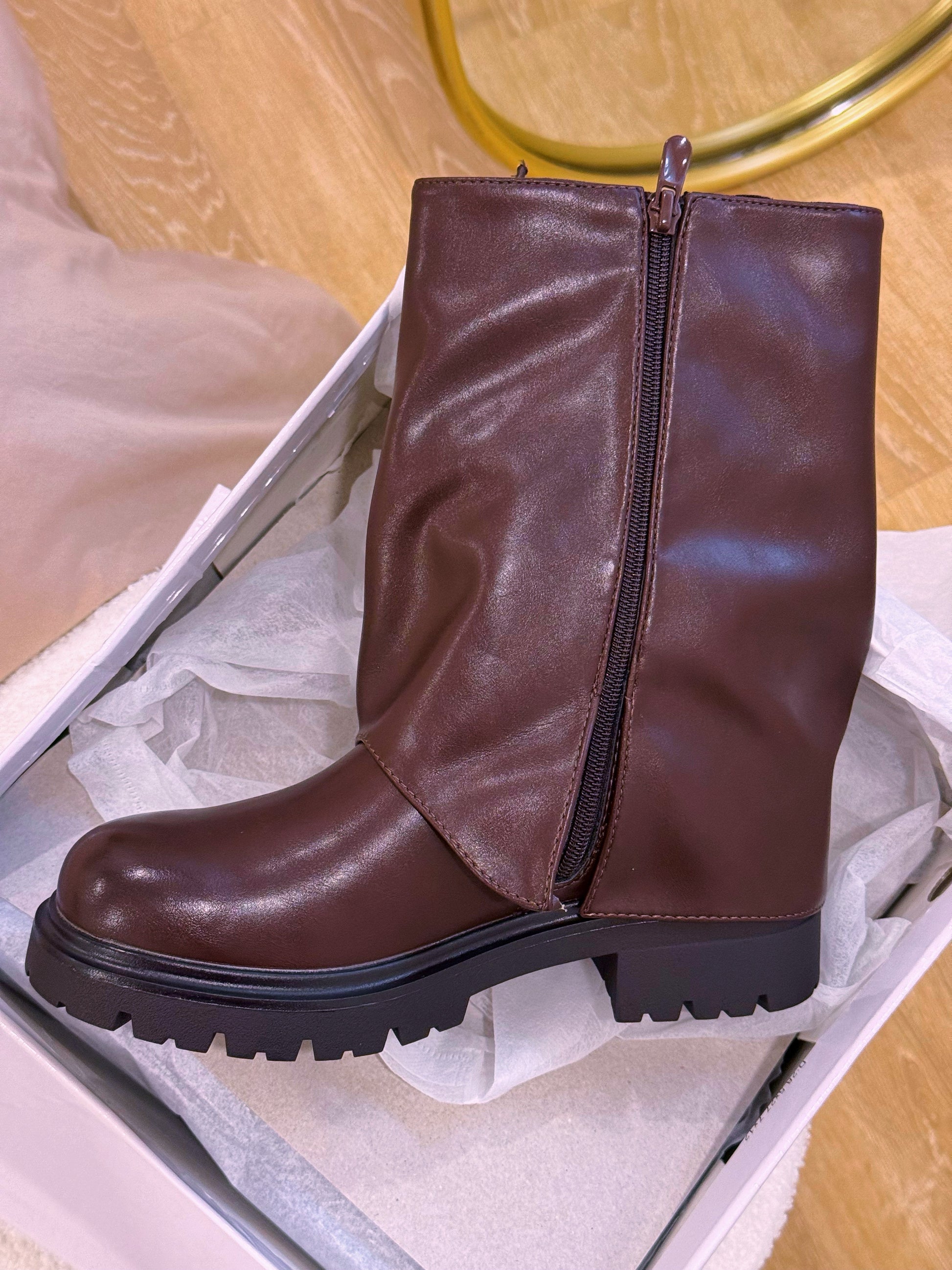 Botas estilo militar com aba e efeito de cordões elásticos | Castanho