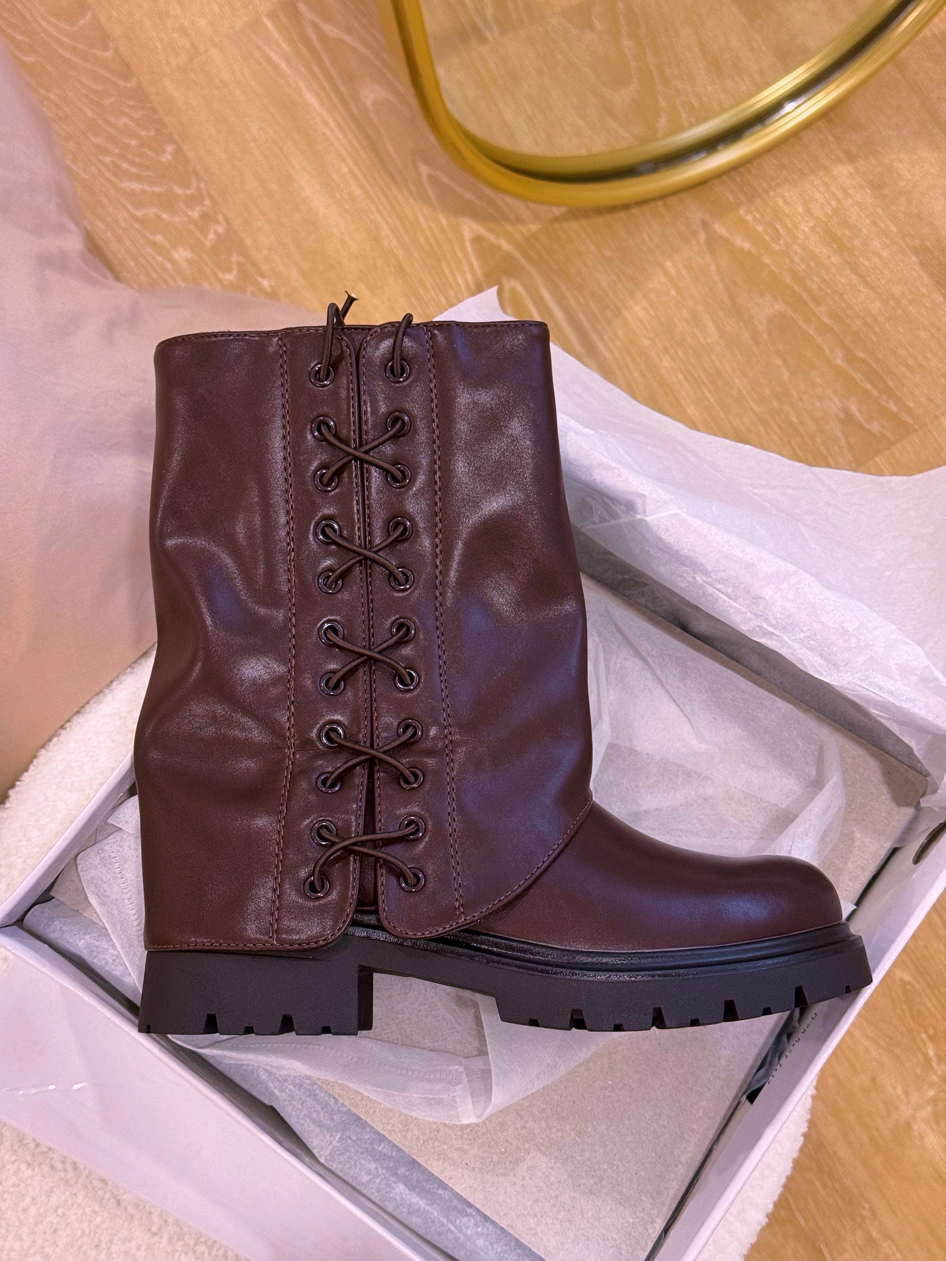 Botas estilo militar com aba e efeito de cordões elásticos | Castanho