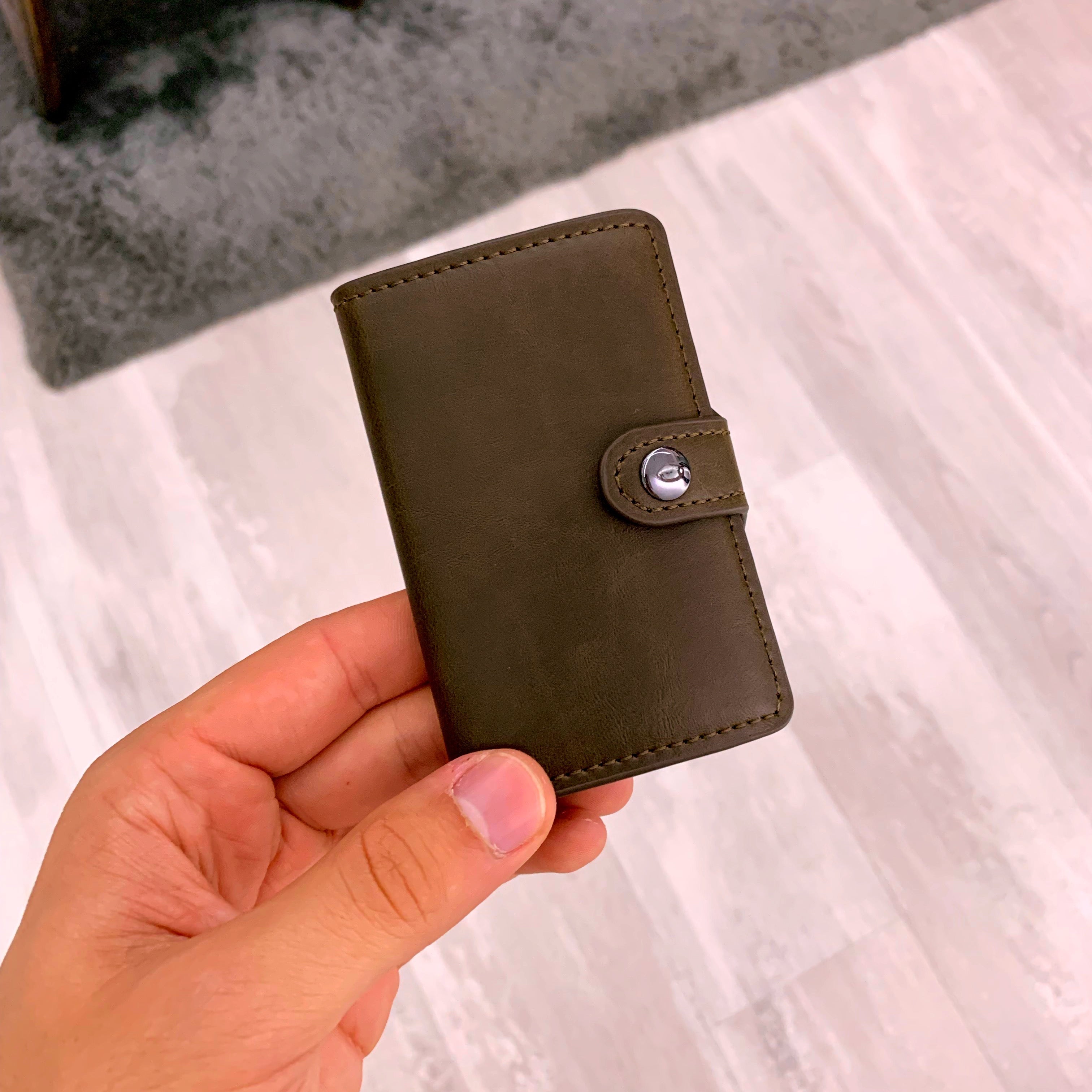 Porta cartões com fecho de mola