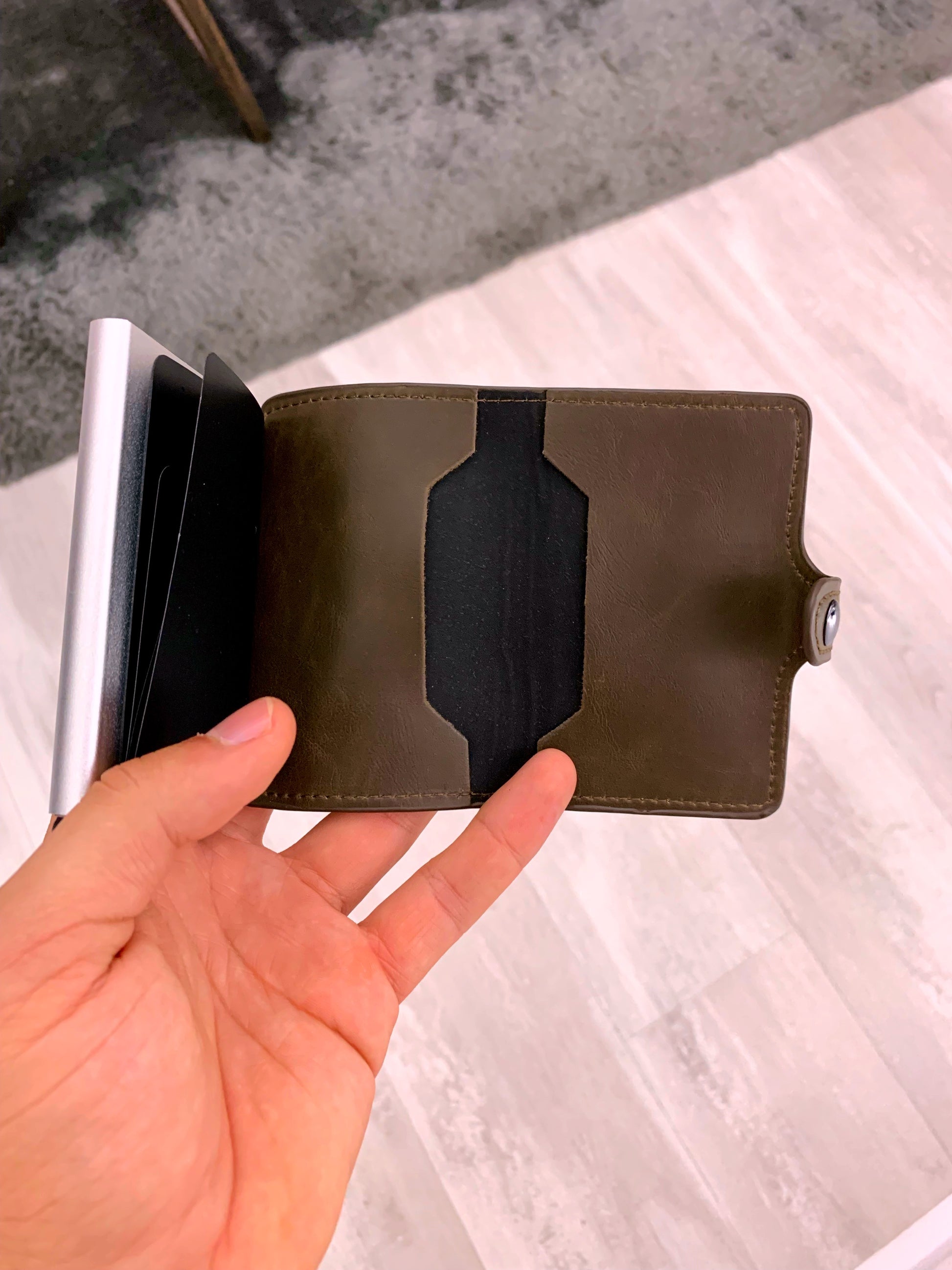 Porta cartões com fecho de mola