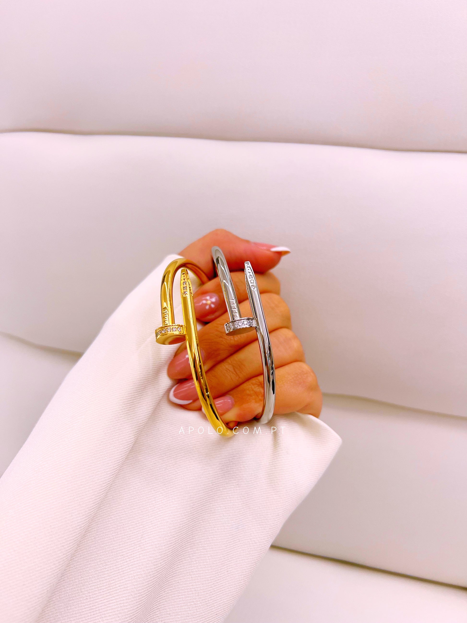 Pulseira rígida efeito prego com brilhantes | 2 cores