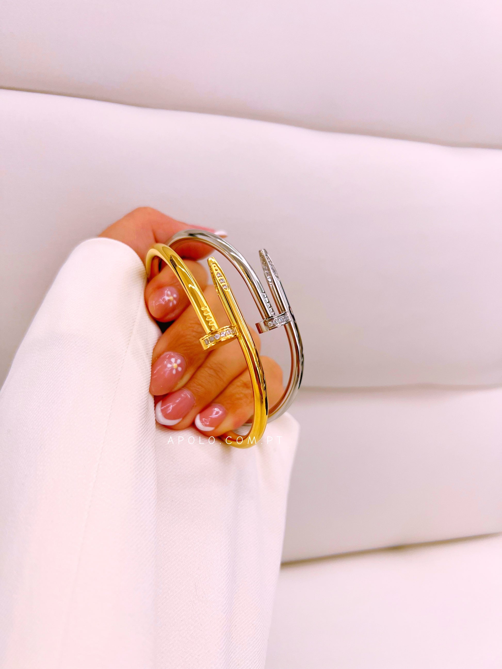 Pulseira rígida efeito prego com brilhantes | 2 cores