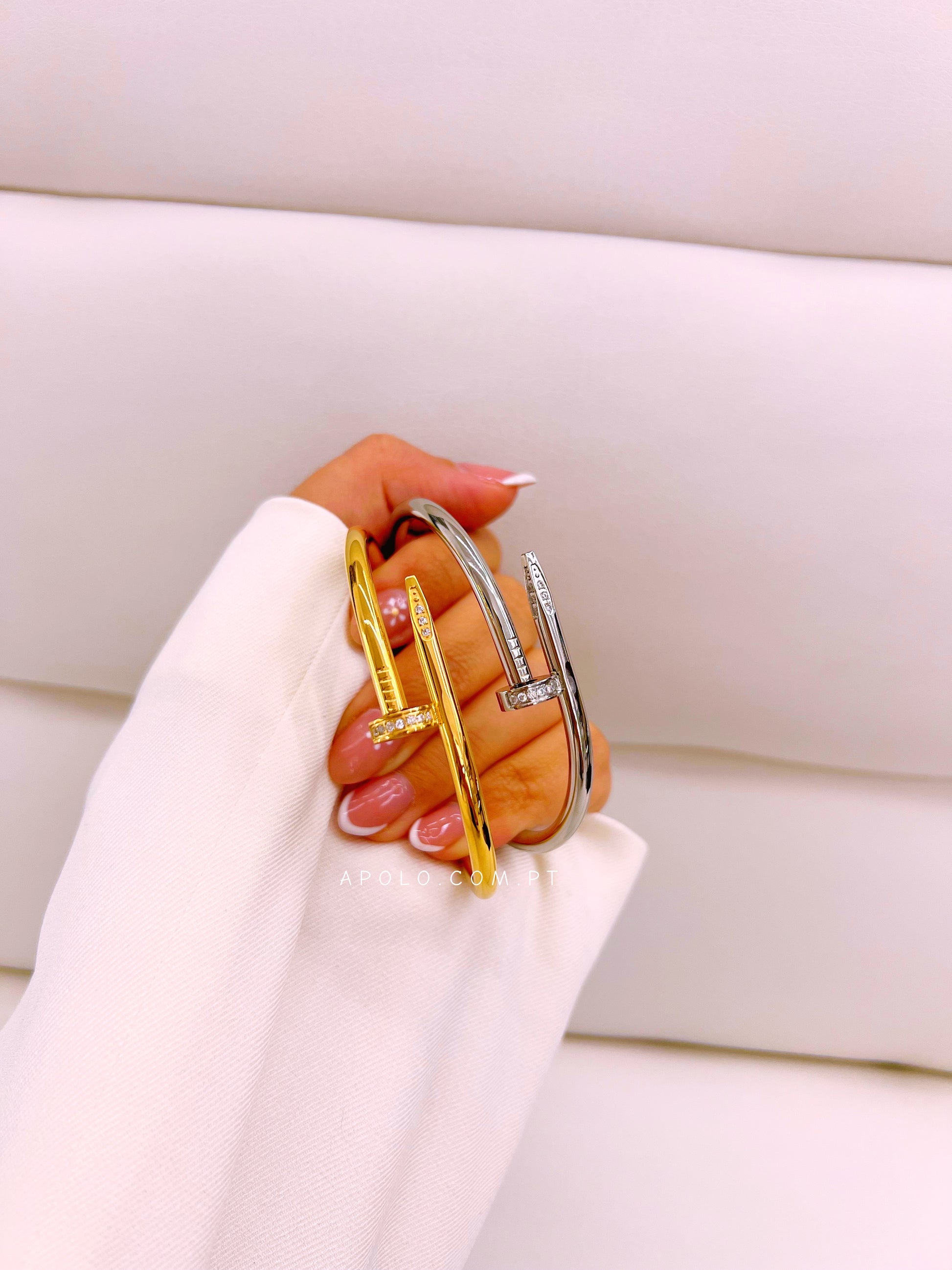 Pulseira rígida efeito prego com brilhantes | 2 cores